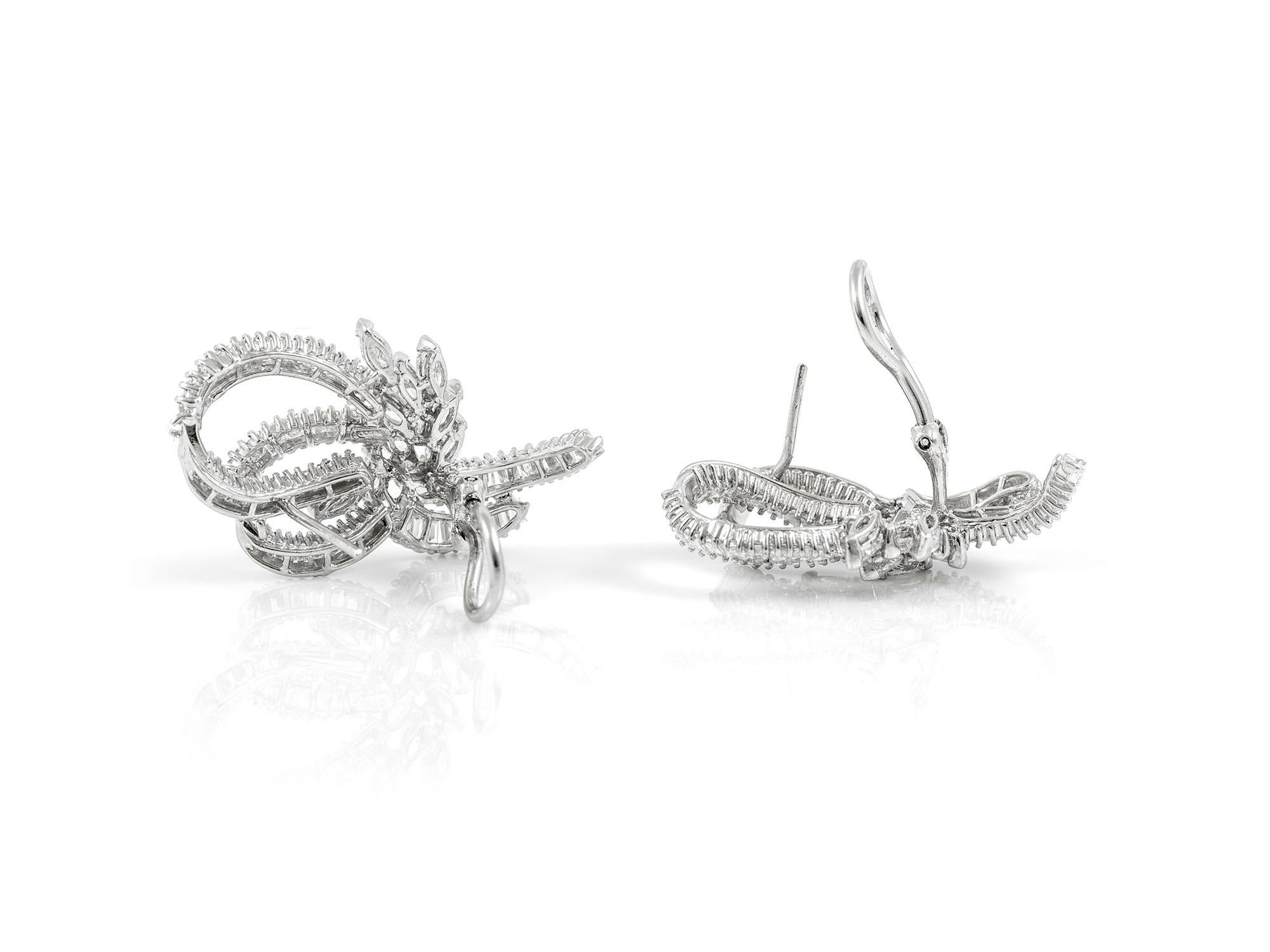 Die Ohrringe sind fein in Platin mit verschiedenen Diamanten geschliffen mit einem Gesamtgewicht von etwa 8,12 Karat gefertigt.