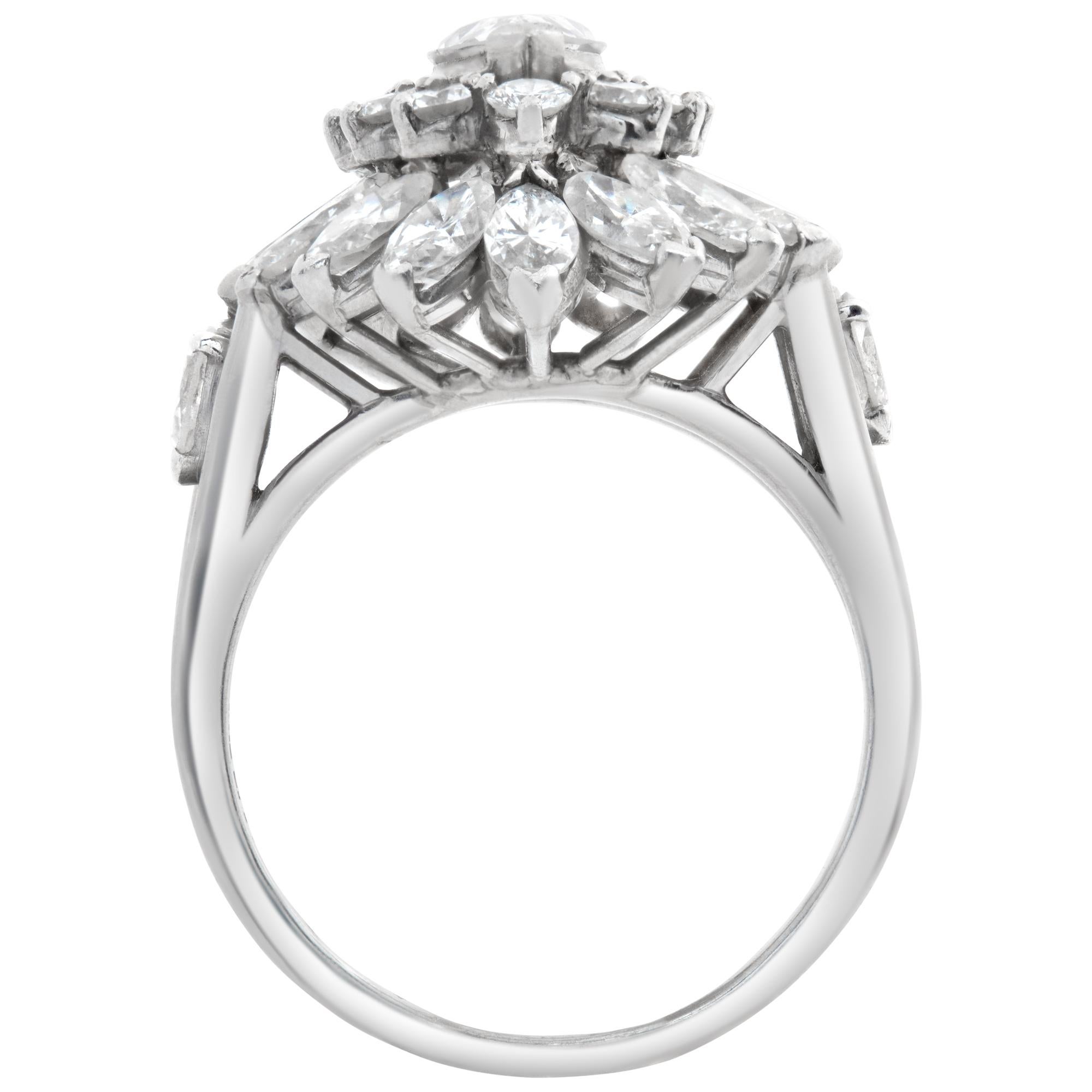 Ring „Ballerina“ mit Diamanten im Marquise- und runden Brillantschliff, gefasst in Platin Damen im Angebot