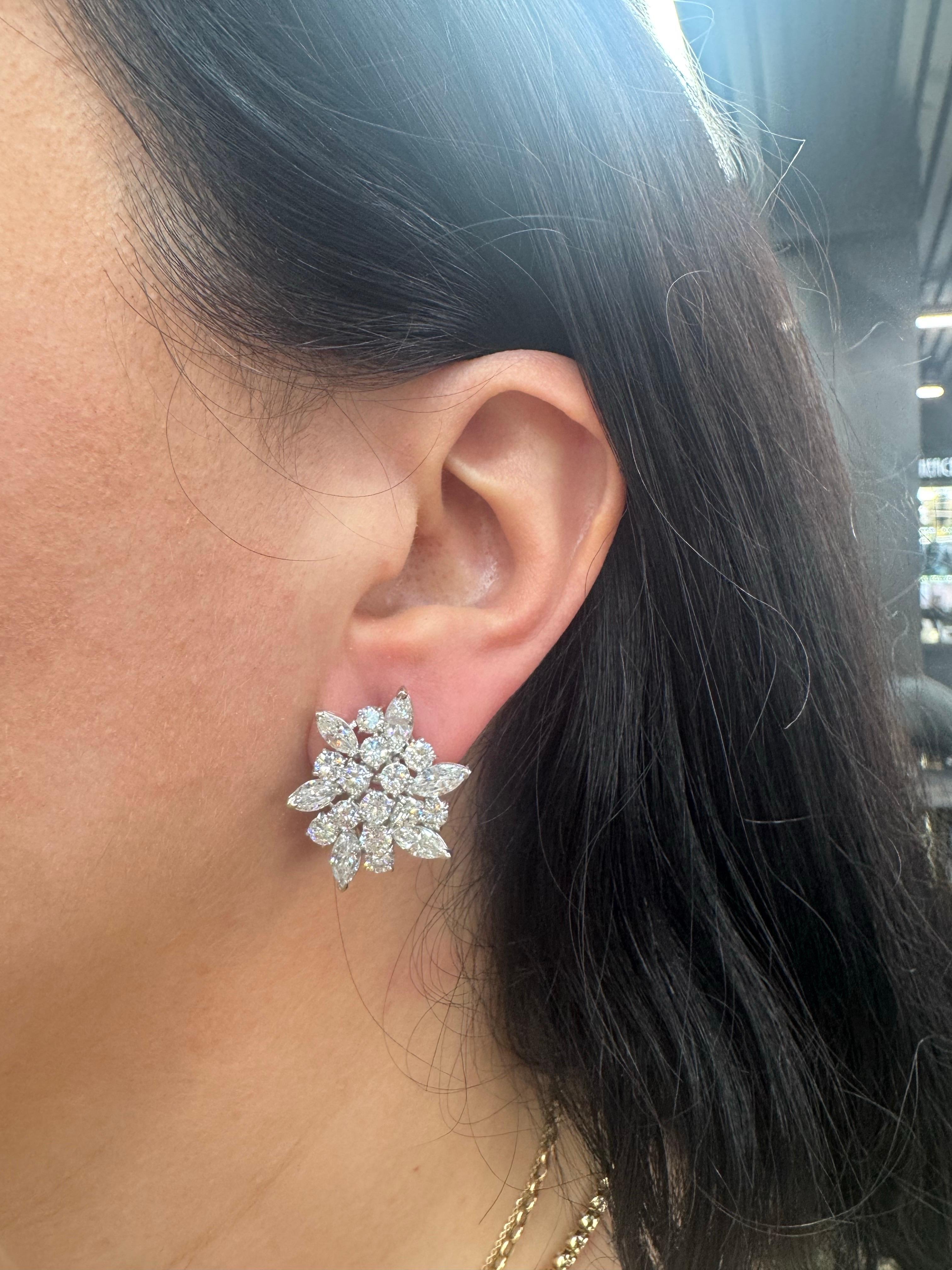 Diese exquisiten Platin-Ohrringe bestechen durch eine schillernde Anordnung von Diamanten im Mischschliff mit insgesamt ca. 8,00 Karat. Jeder Ohrring ist mit einem eleganten floralen Cluster-Motiv versehen und kombiniert runde Brillanten und