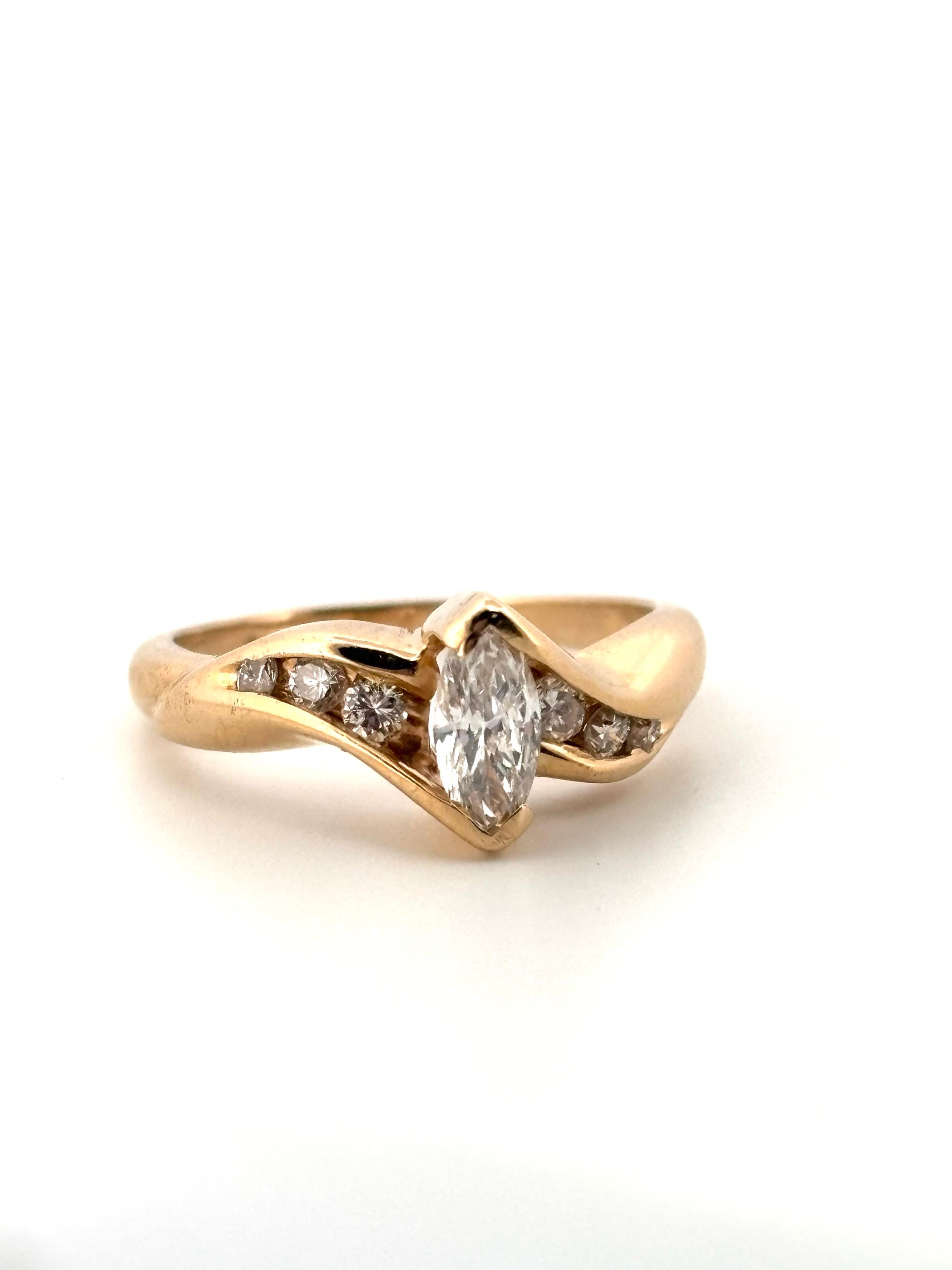 Bague de fiançailles en or jaune 14K Marquise et taille ronde 0.25Ctw Diamant Naturel en vente 1