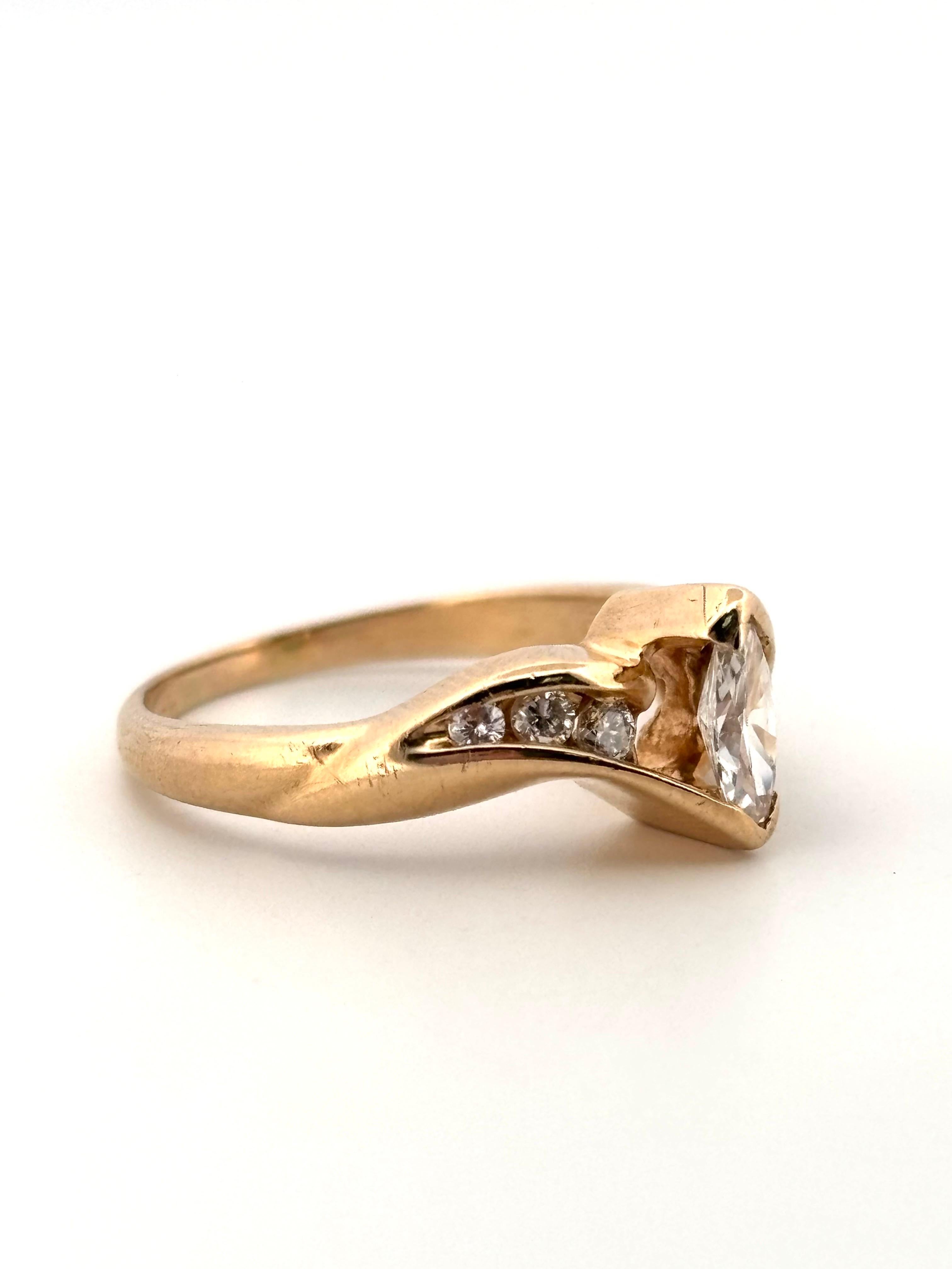 Bague de fiançailles en or jaune 14K Marquise et taille ronde 0.25Ctw Diamant Naturel en vente 2