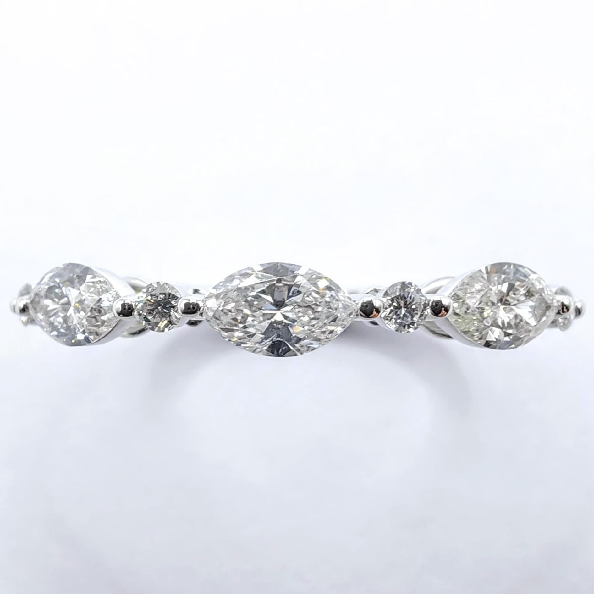 En vente� :  Anneau de mariage demi-éternité en or blanc 18 carats avec diamant Marquise et taille ronde 2