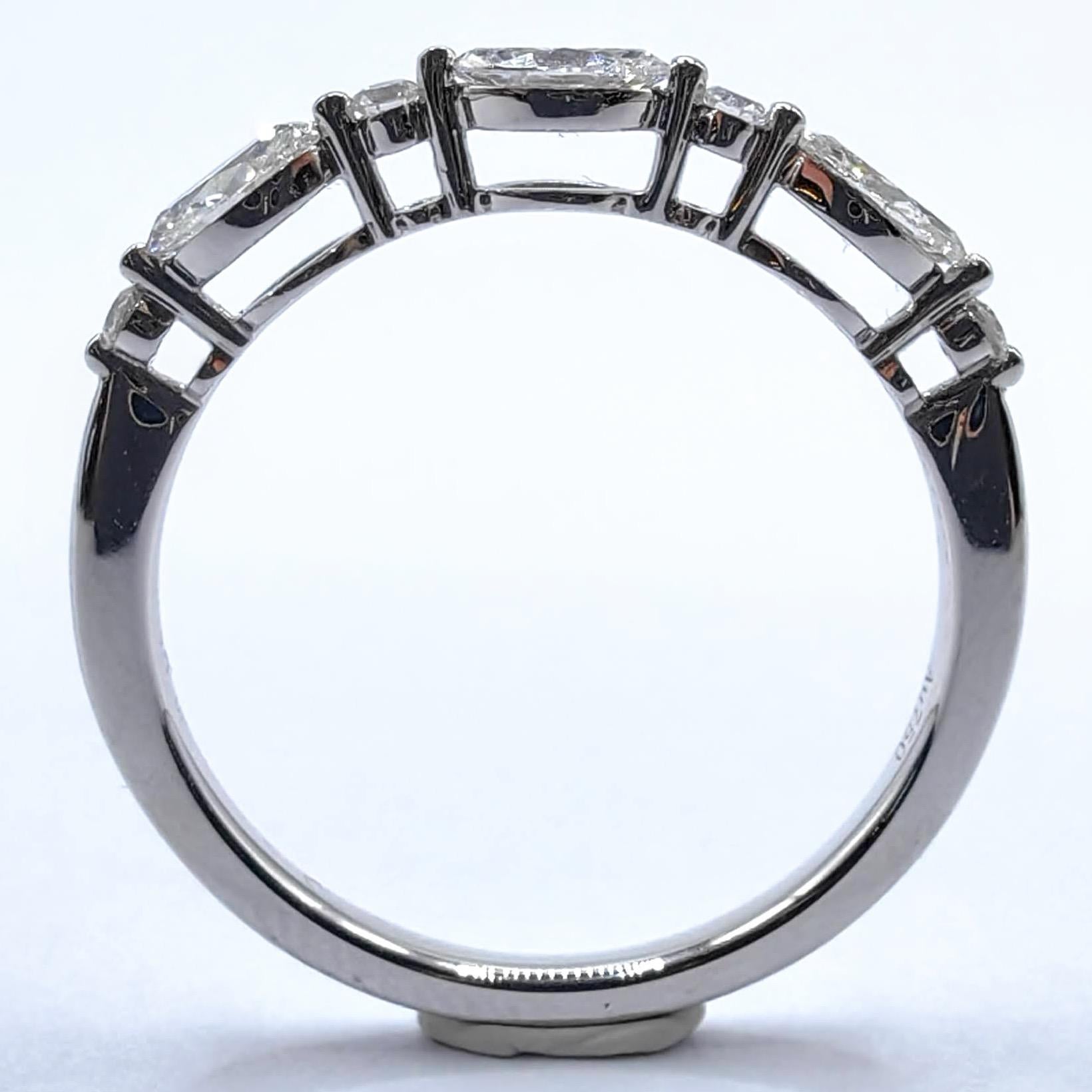 En vente :  Anneau de mariage demi-éternité en or blanc 18 carats avec diamant Marquise et taille ronde 3