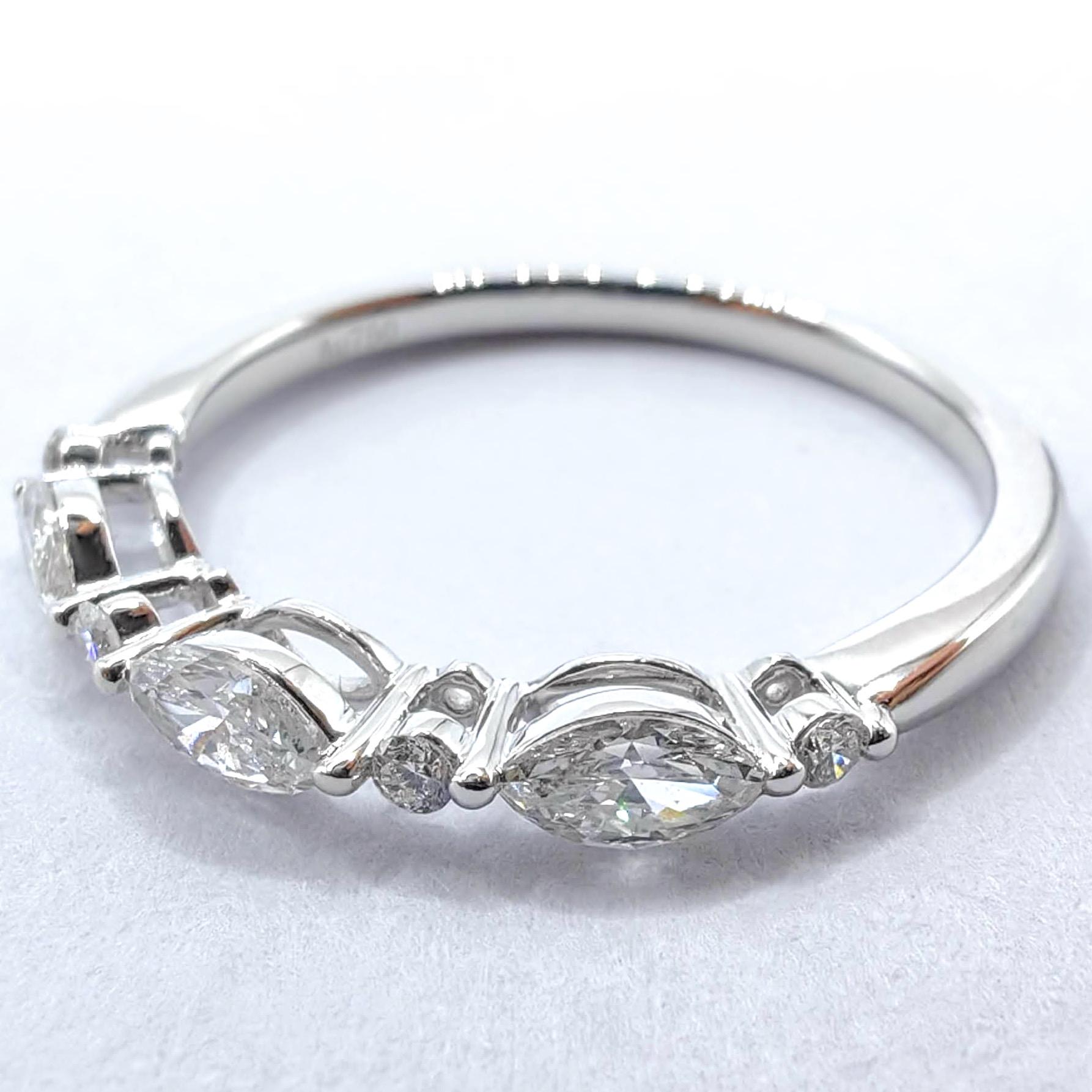 En vente :  Anneau de mariage demi-éternité en or blanc 18 carats avec diamant Marquise et taille ronde 4