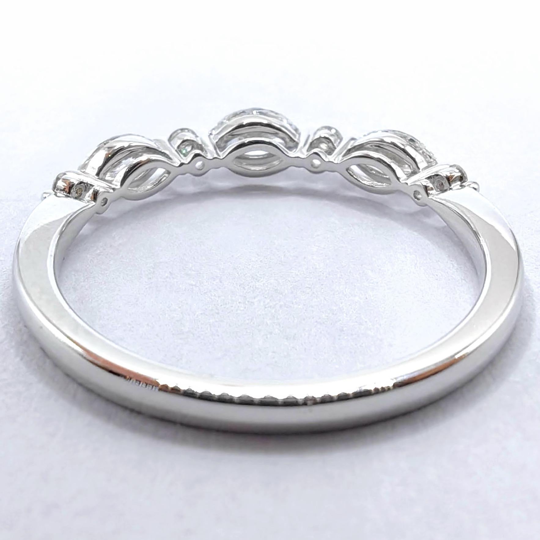 En vente :  Anneau de mariage demi-éternité en or blanc 18 carats avec diamant Marquise et taille ronde 5