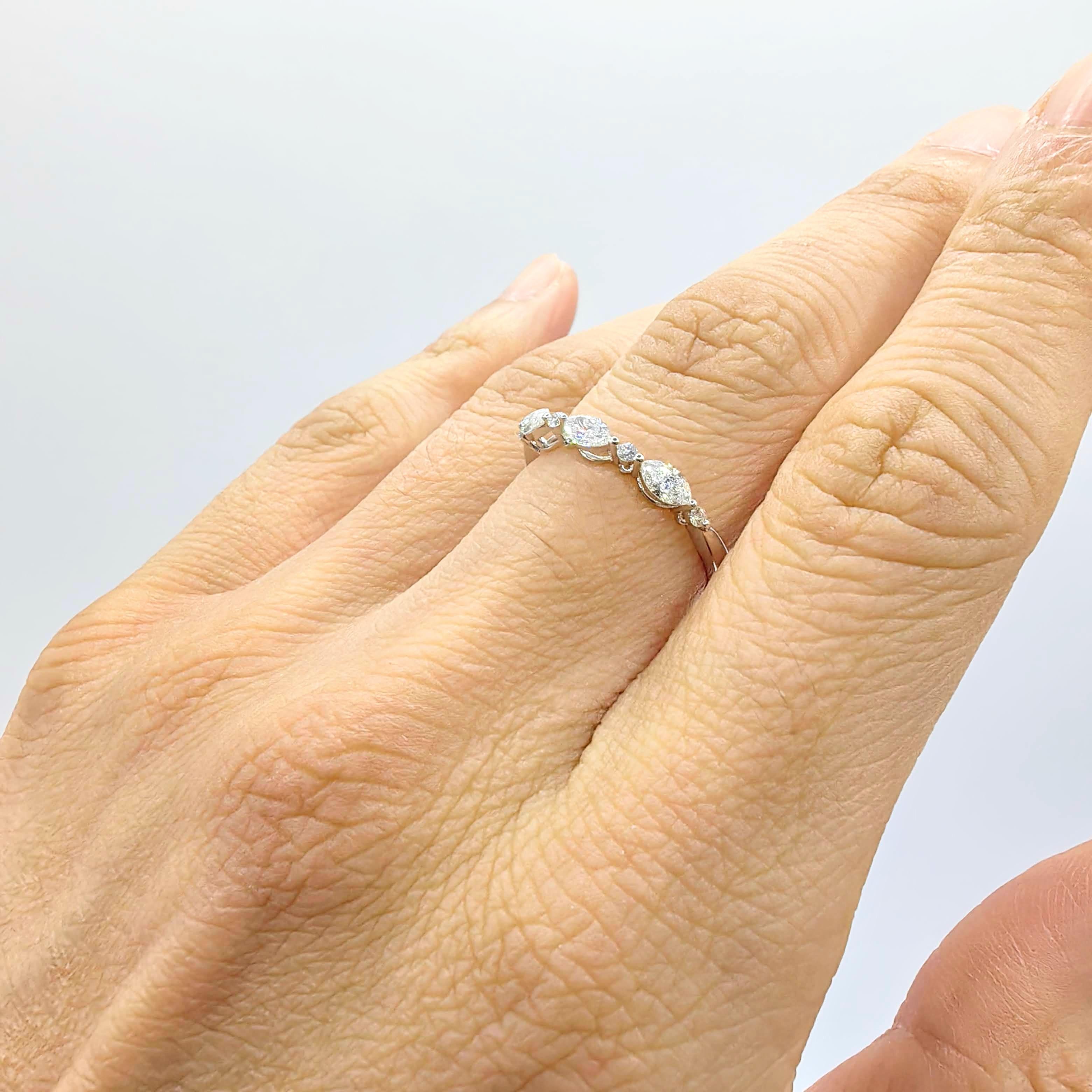 En vente :  Anneau de mariage demi-éternité en or blanc 18 carats avec diamant Marquise et taille ronde 8