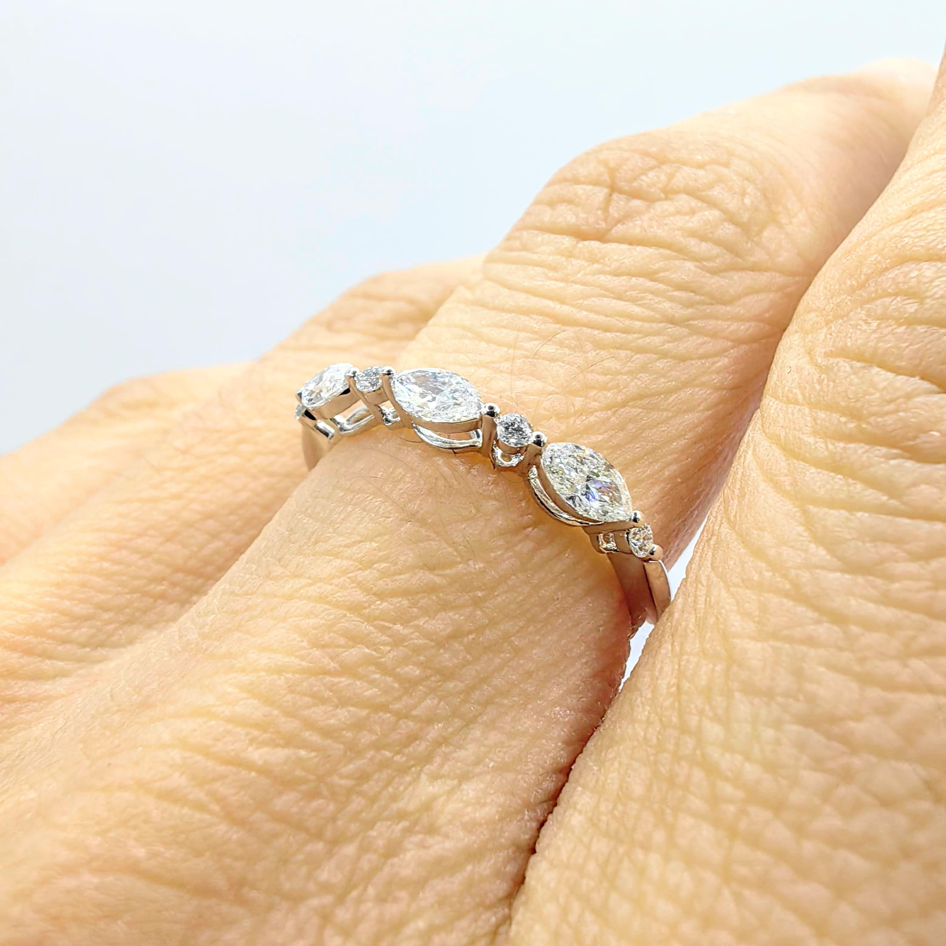 En vente :  Anneau de mariage demi-éternité en or blanc 18 carats avec diamant Marquise et taille ronde 9