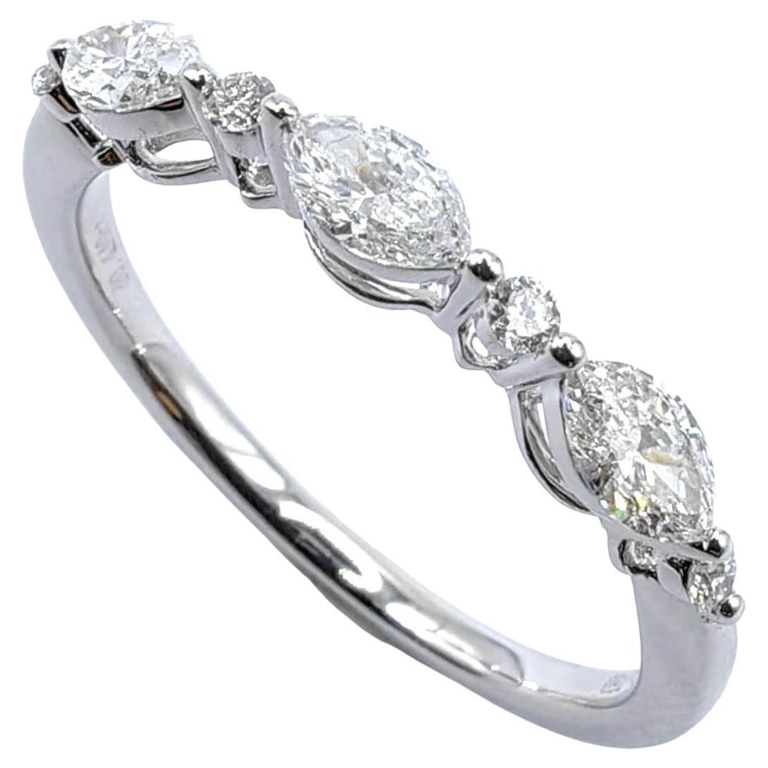 Anello nuziale a mezza eternità con diamante taglio marquise e rotondo in oro bianco 18 carati