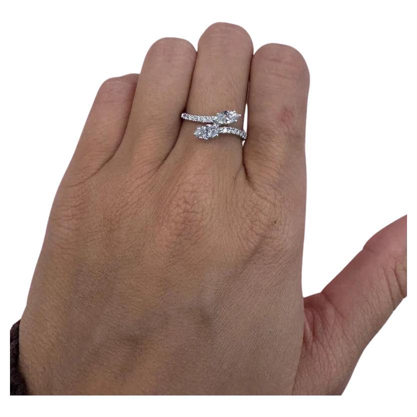 Anello bypass fashion in oro bianco 18 carati con due diamanti Marquise del peso di 0,62 carati e 14 brillanti rotondi lungo la fascia del peso di 0,18 carati.

Altri anelli di bypass in stock.
Messaggio per foto e dettagli
Cerca Harbor Diamonds