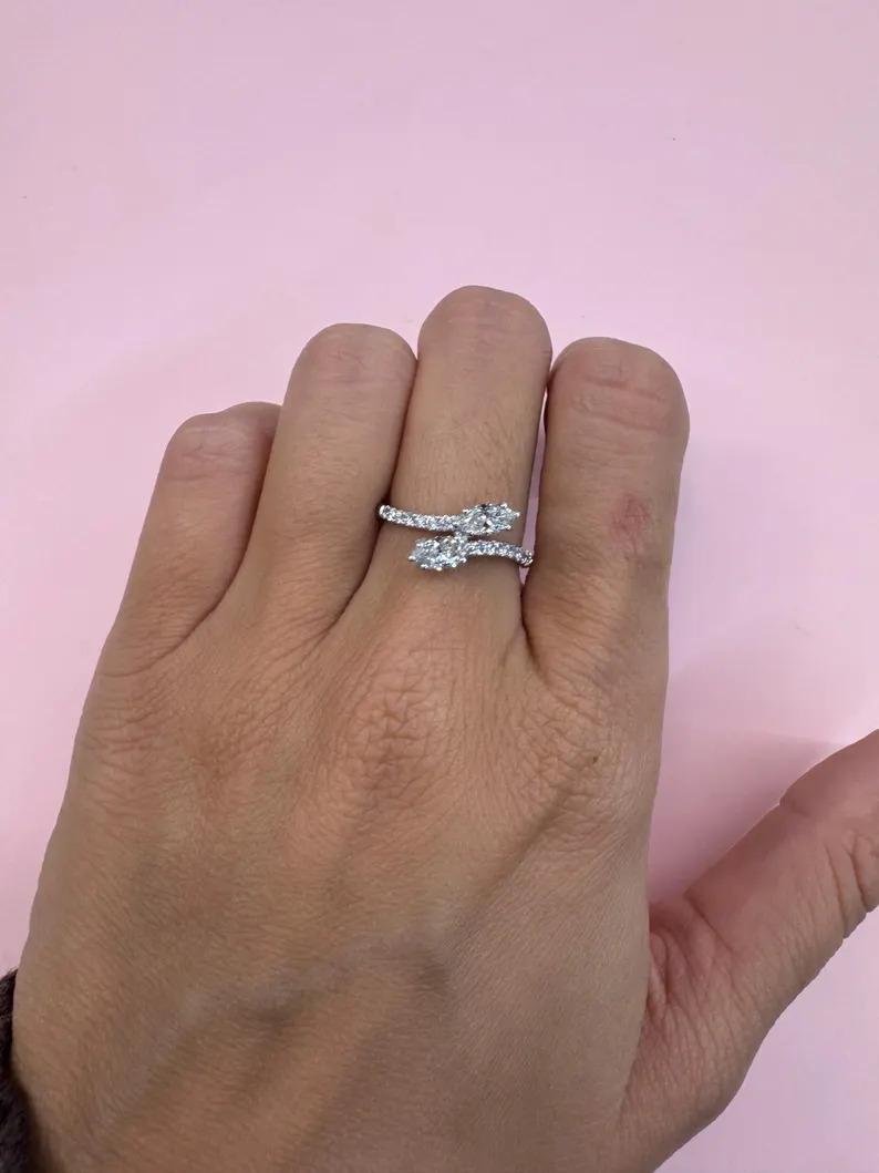 Taglio marquise Anello Bypass con diamante rotondo marquise da 0,80 carati in oro bianco da 18 carati in vendita