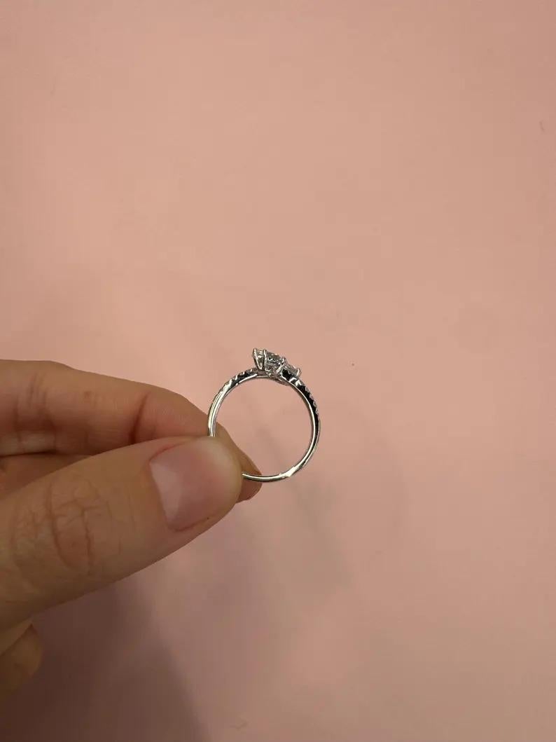 Anello Bypass con diamante rotondo marquise da 0,80 carati in oro bianco da 18 carati In condizioni Nuovo in vendita a New York, NY