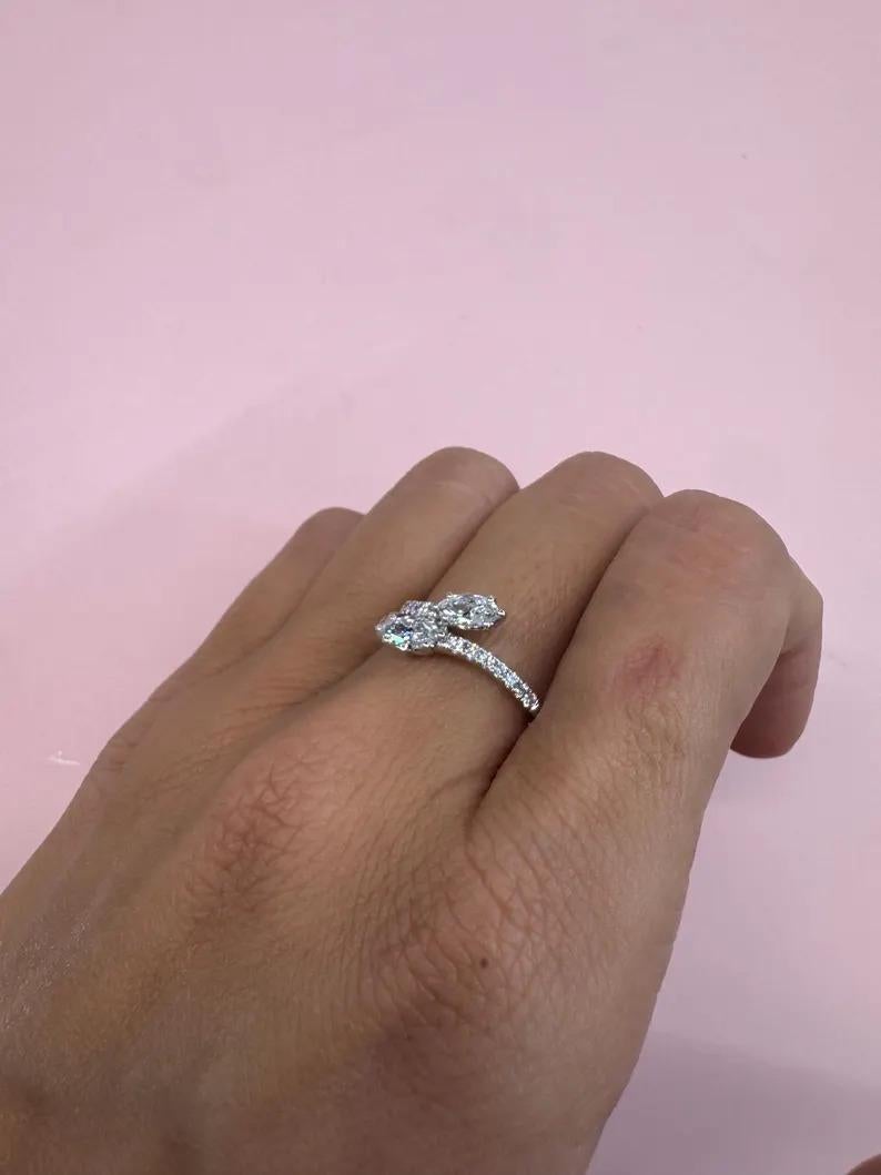 Donna Anello Bypass con diamante rotondo marquise da 0,80 carati in oro bianco da 18 carati in vendita