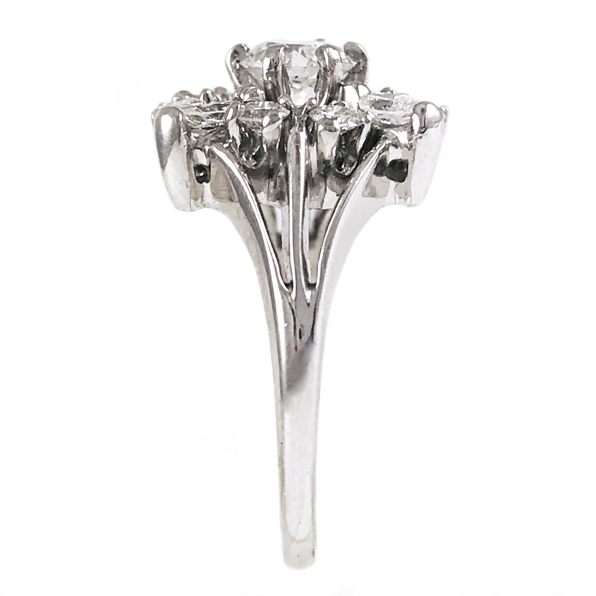 14 Karat Diamantring mit Marquise und rundem Diamanten für Damen oder Herren im Angebot
