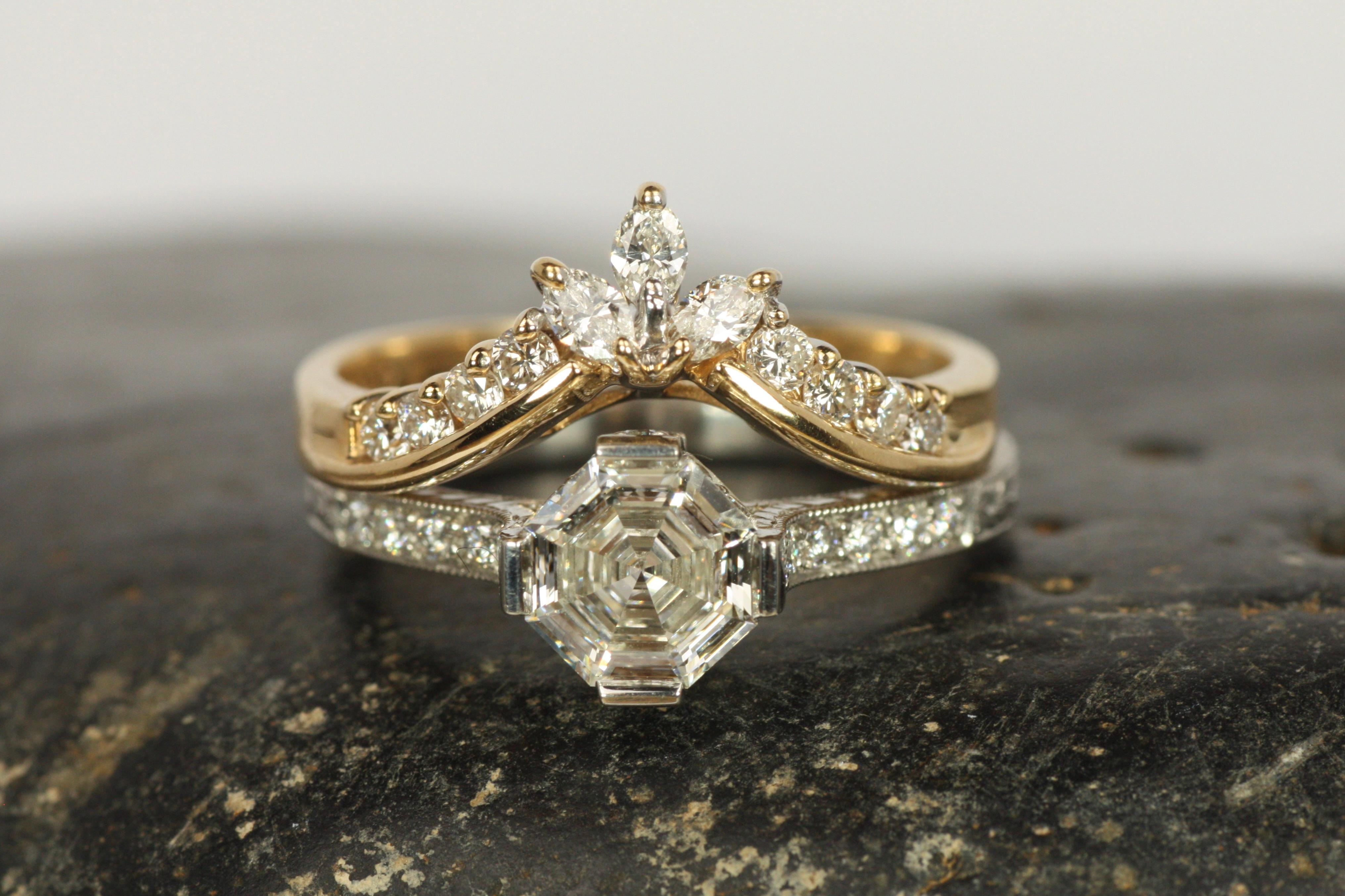 Alliance en or jaune 14 carats à chevrons en forme de V sertie de diamants ronds et marquises d'une valeur totale de 0,25 carat. La galerie en fil métallique surélevé de cette bague est parfaite pour être associée à une bague de fiançailles