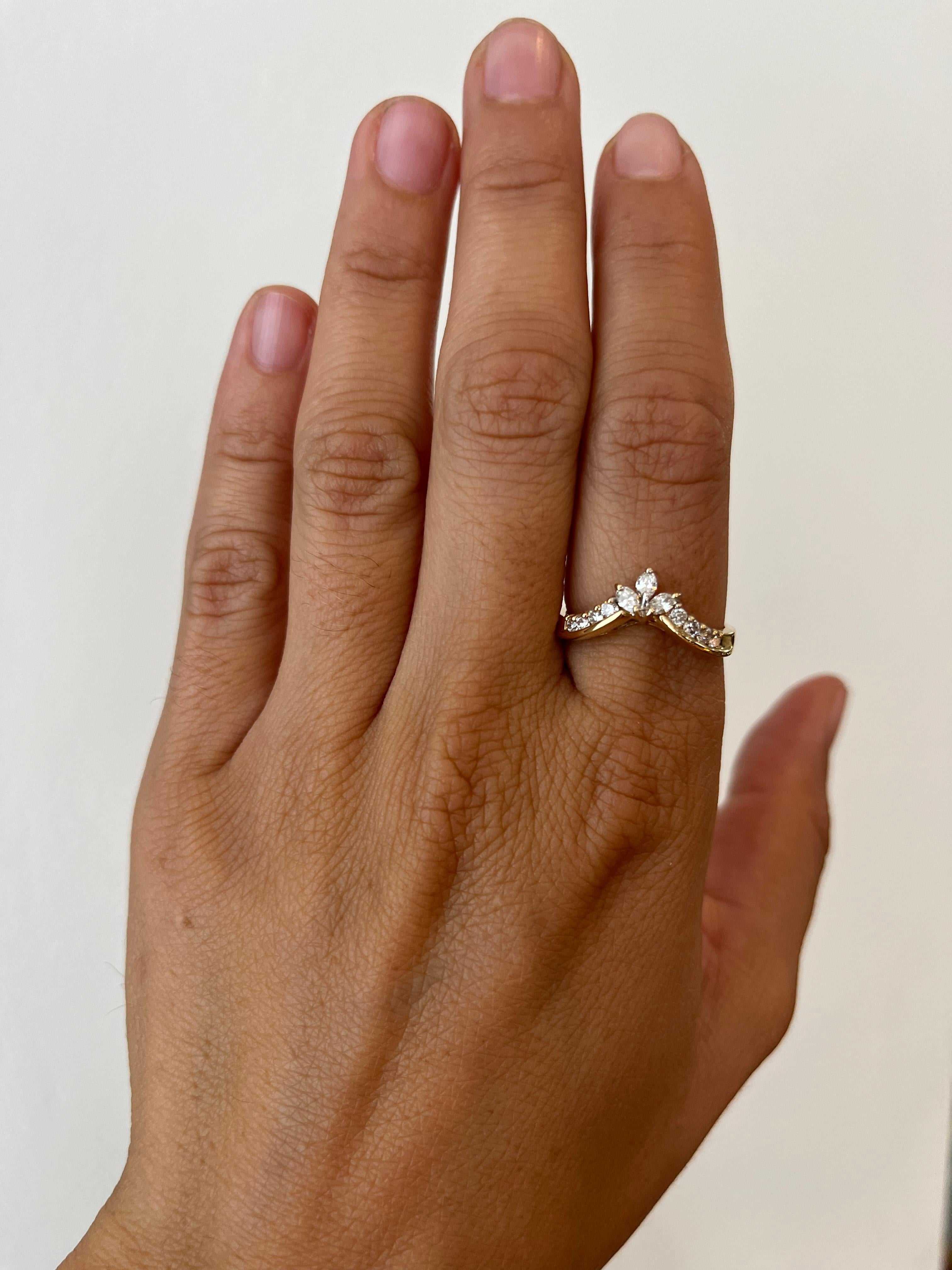 Moderne Anneau de mariage en or jaune 14K en forme de Chevron avec diamants Marquise et ronds en forme de V en vente