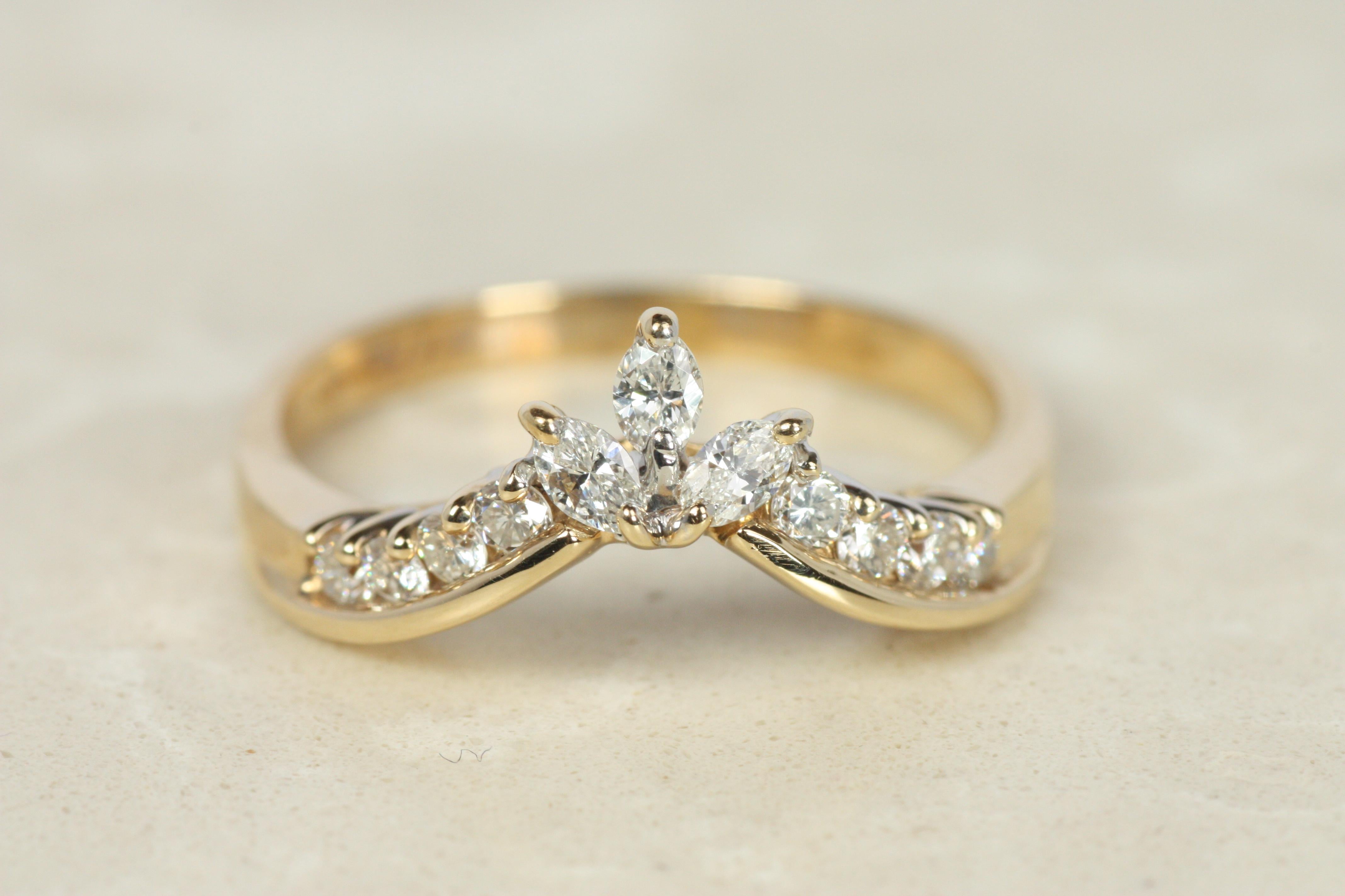 Taille Marquise Anneau de mariage en or jaune 14K en forme de Chevron avec diamants Marquise et ronds en forme de V en vente