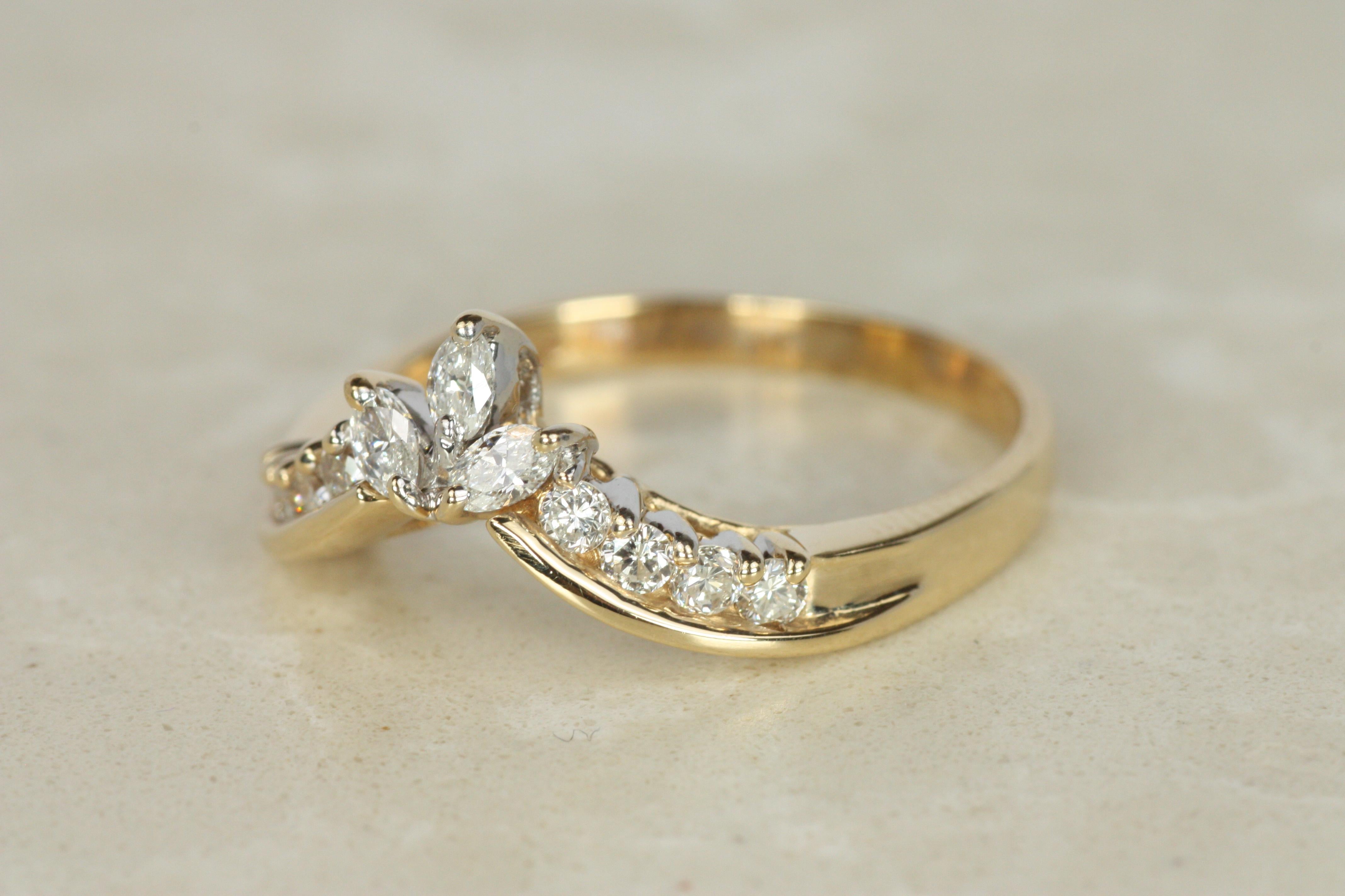 Anneau de mariage en or jaune 14K en forme de Chevron avec diamants Marquise et ronds en forme de V Bon état - En vente à Santa Monica, CA