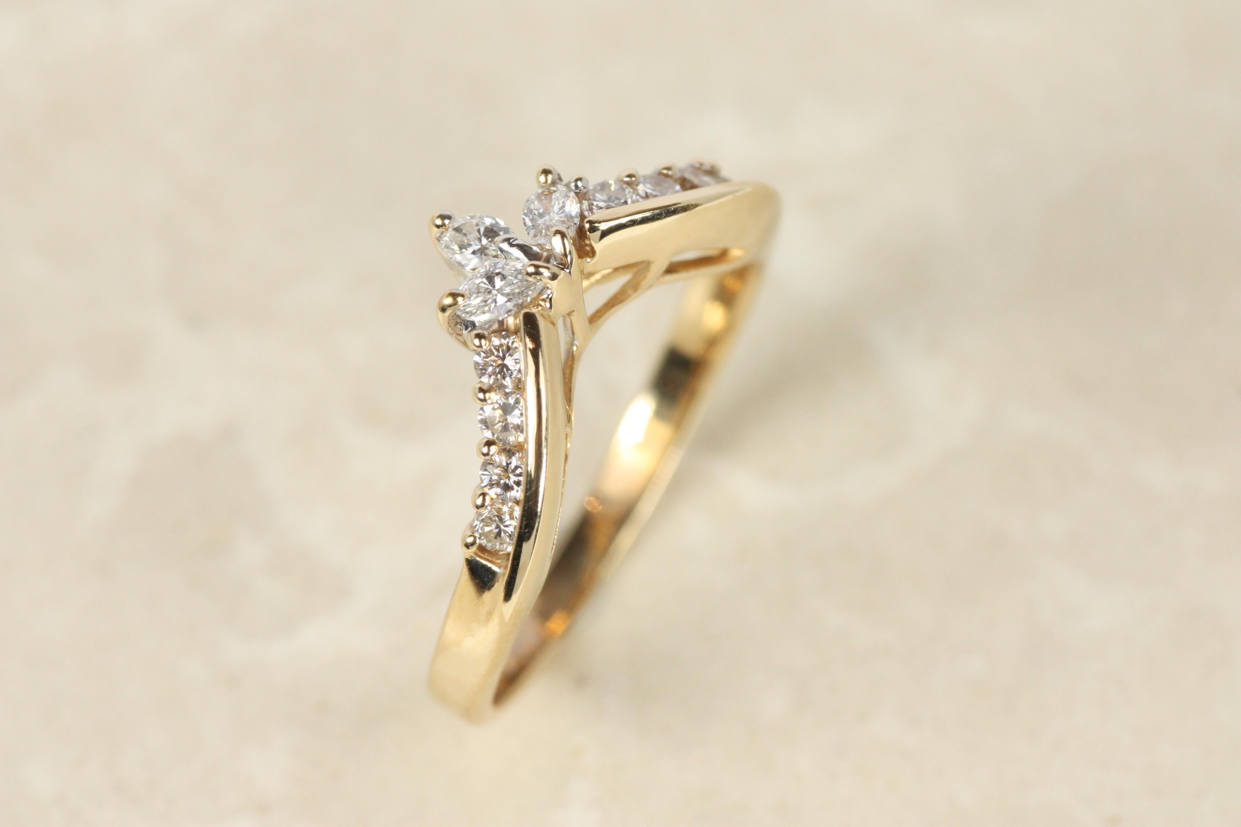 Anneau de mariage en or jaune 14K en forme de Chevron avec diamants Marquise et ronds en forme de V Pour femmes en vente