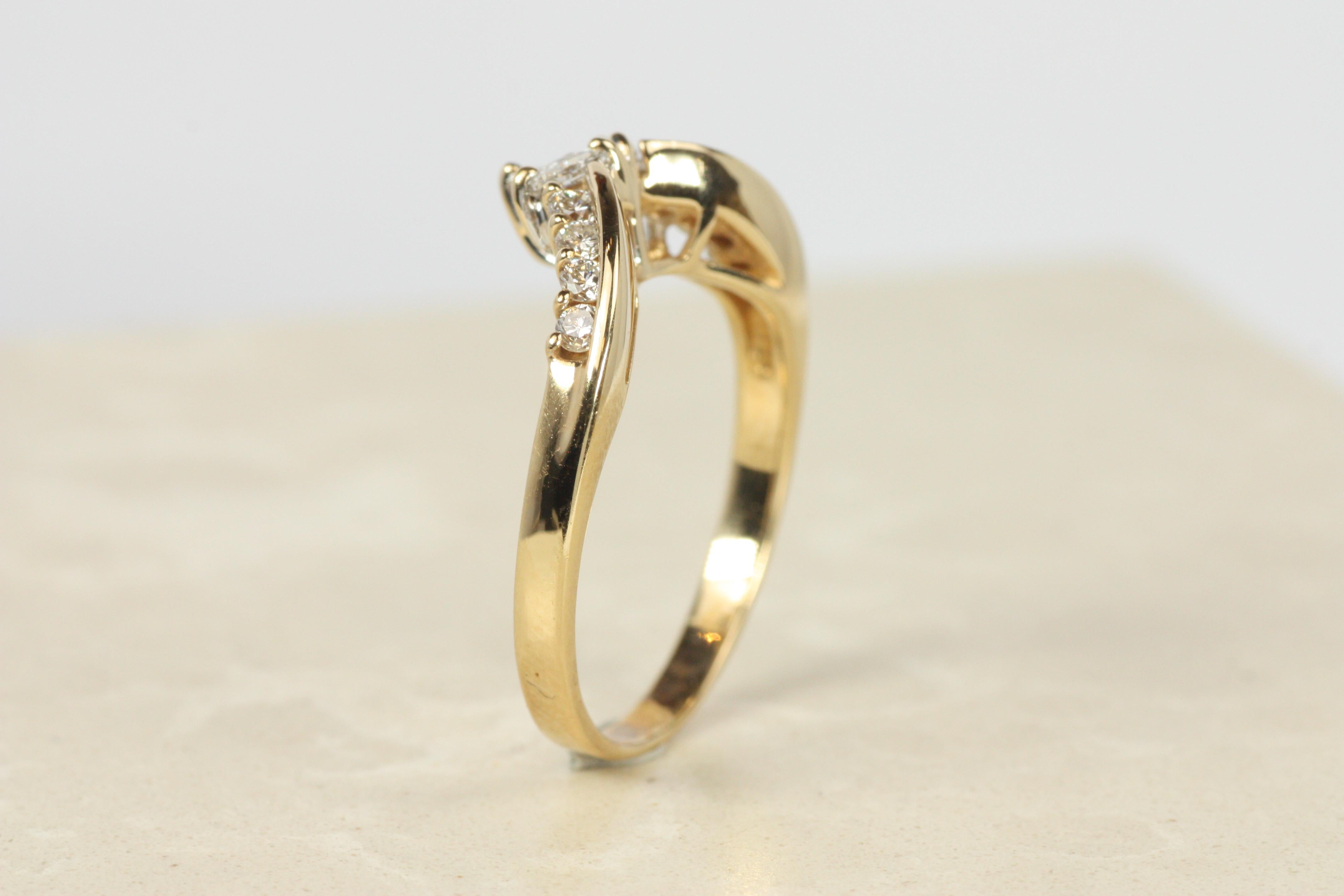 Anneau de mariage en or jaune 14K en forme de Chevron avec diamants Marquise et ronds en forme de V en vente 1