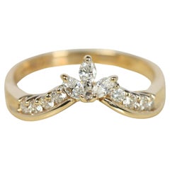 Alianza de boda de oro amarillo de 14 quilates en forma de V con diamantes marquesa y redondos