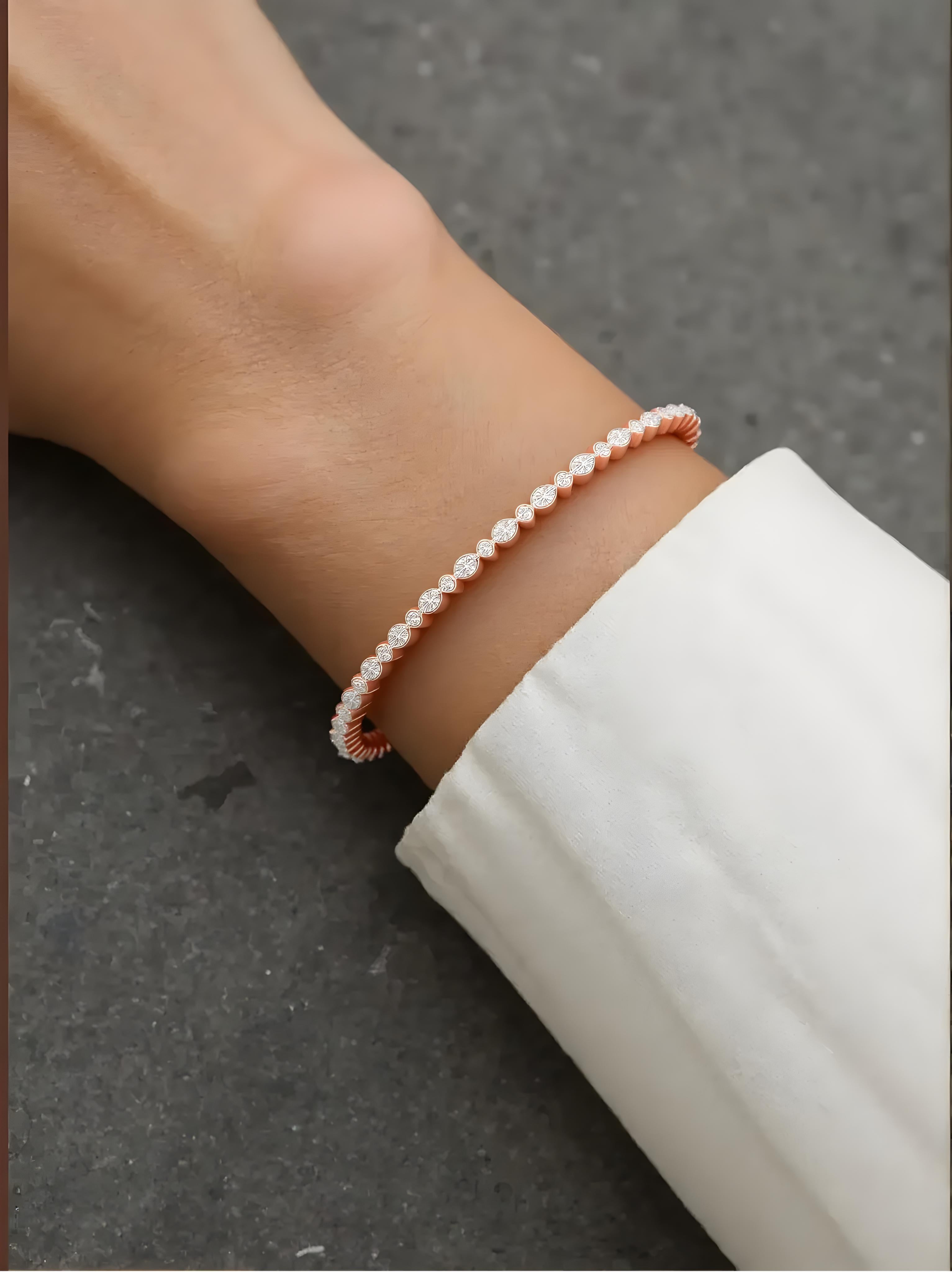 Marquesa redonda SI/H 0,90 qt Brazalete de diamantes en oro rosa de 18 quilates Joyería fina
Este delicado brazalete presenta un elegante oro rosa de 18k adornado con diamantes en forma de marquesa y talla redonda alternados en un elegante