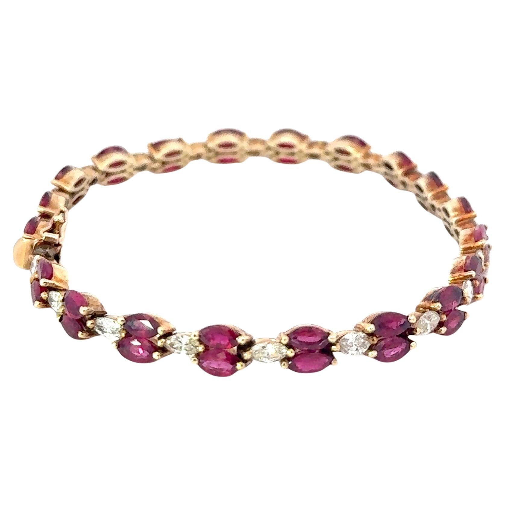 Rubin- und Diamantarmband aus 14K Gelbgold. Das Armband besteht aus ca. 10 ct Rubinen im Marquise-Schliff und 5 ct Diamanten im Marquise-Schliff. Das Armband misst 7 Zoll in der Länge.