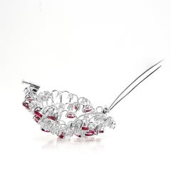 Broche abstraite en or blanc 18 carats avec rubis et diamants en forme de marquise