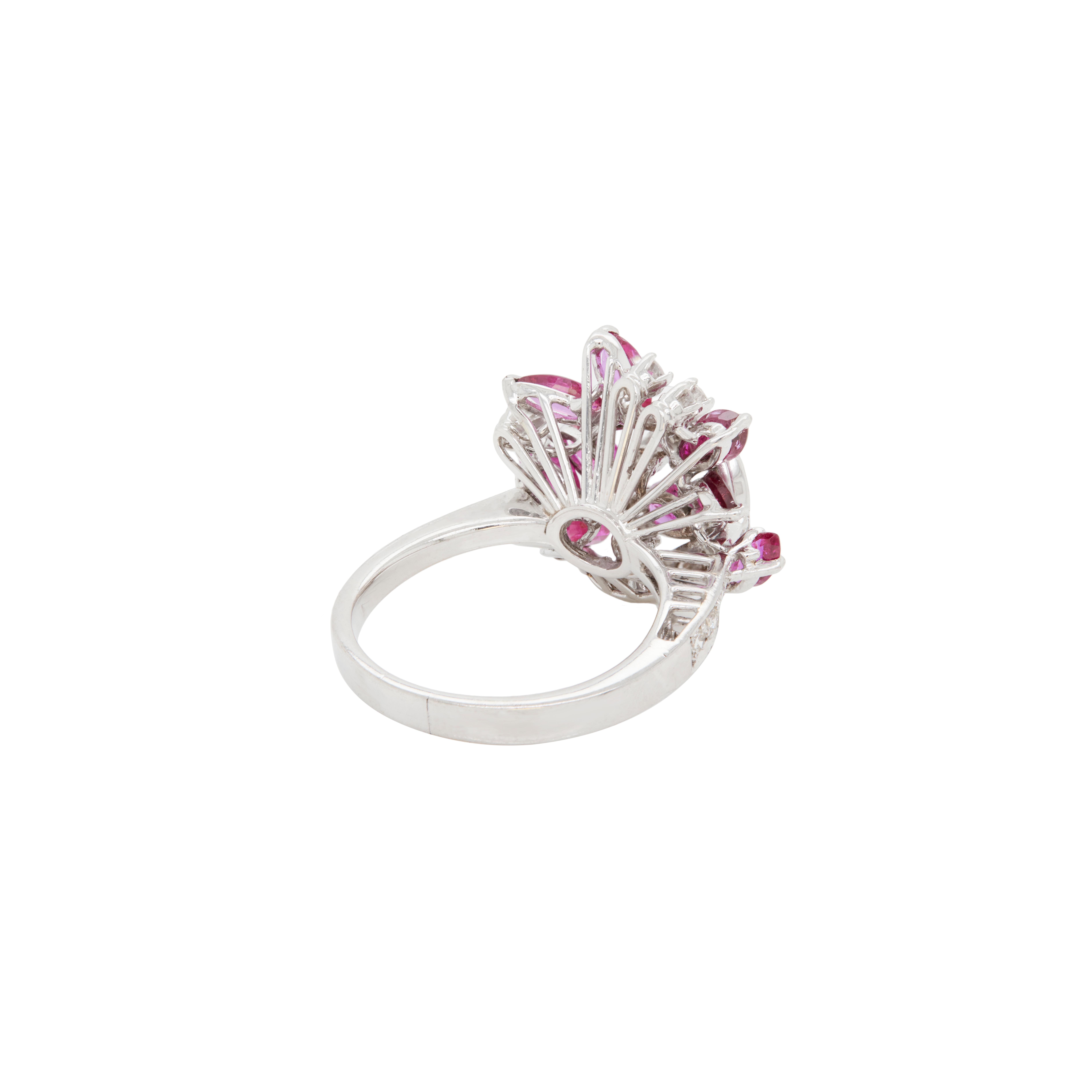 Anillo de cóctel de oro blanco de 18 quilates con rubí marquesa y diamantes en racimo Moderno en venta