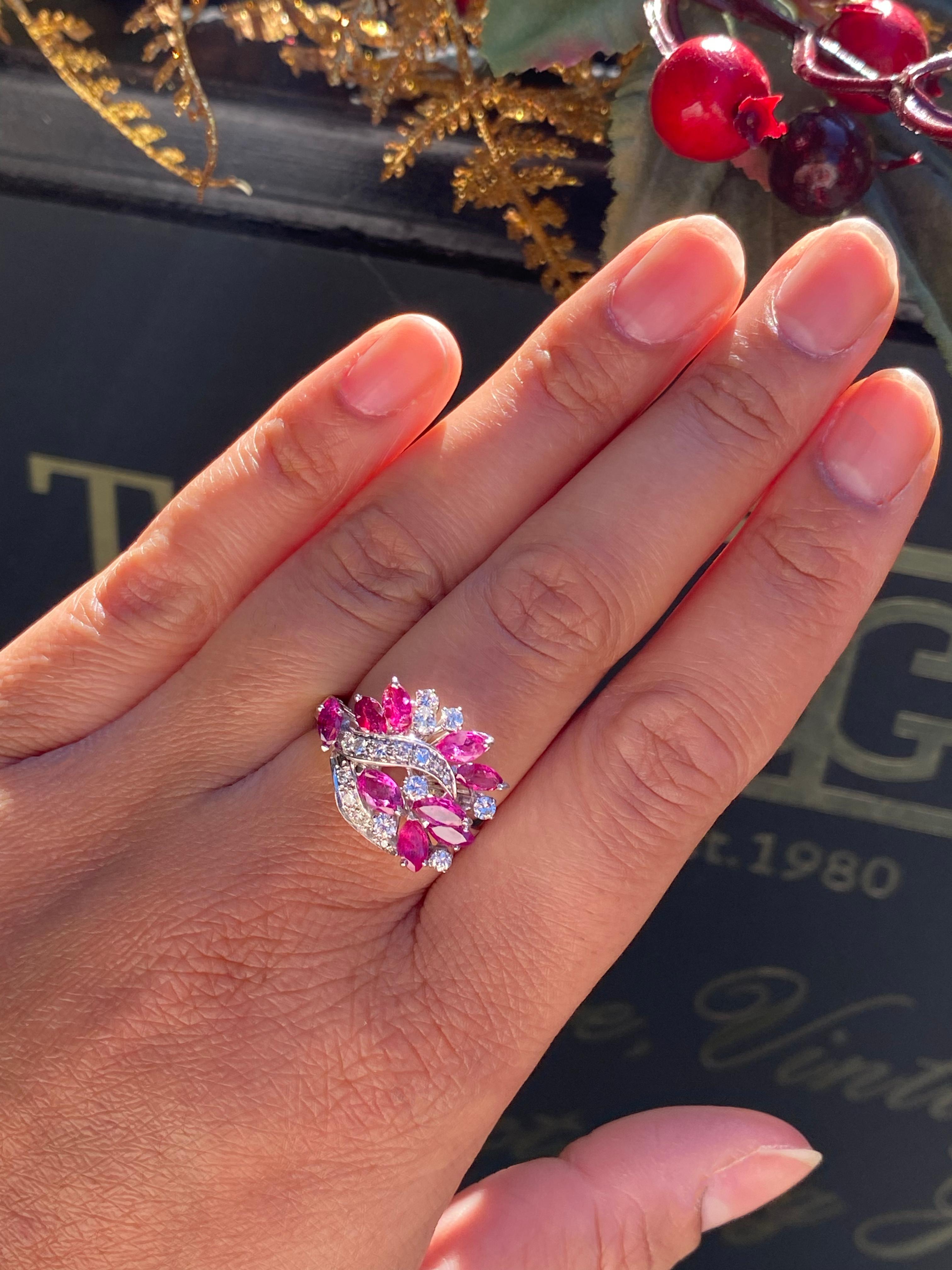 Anillo de cóctel de oro blanco de 18 quilates con rubí marquesa y diamantes en racimo Corte marquesa en venta