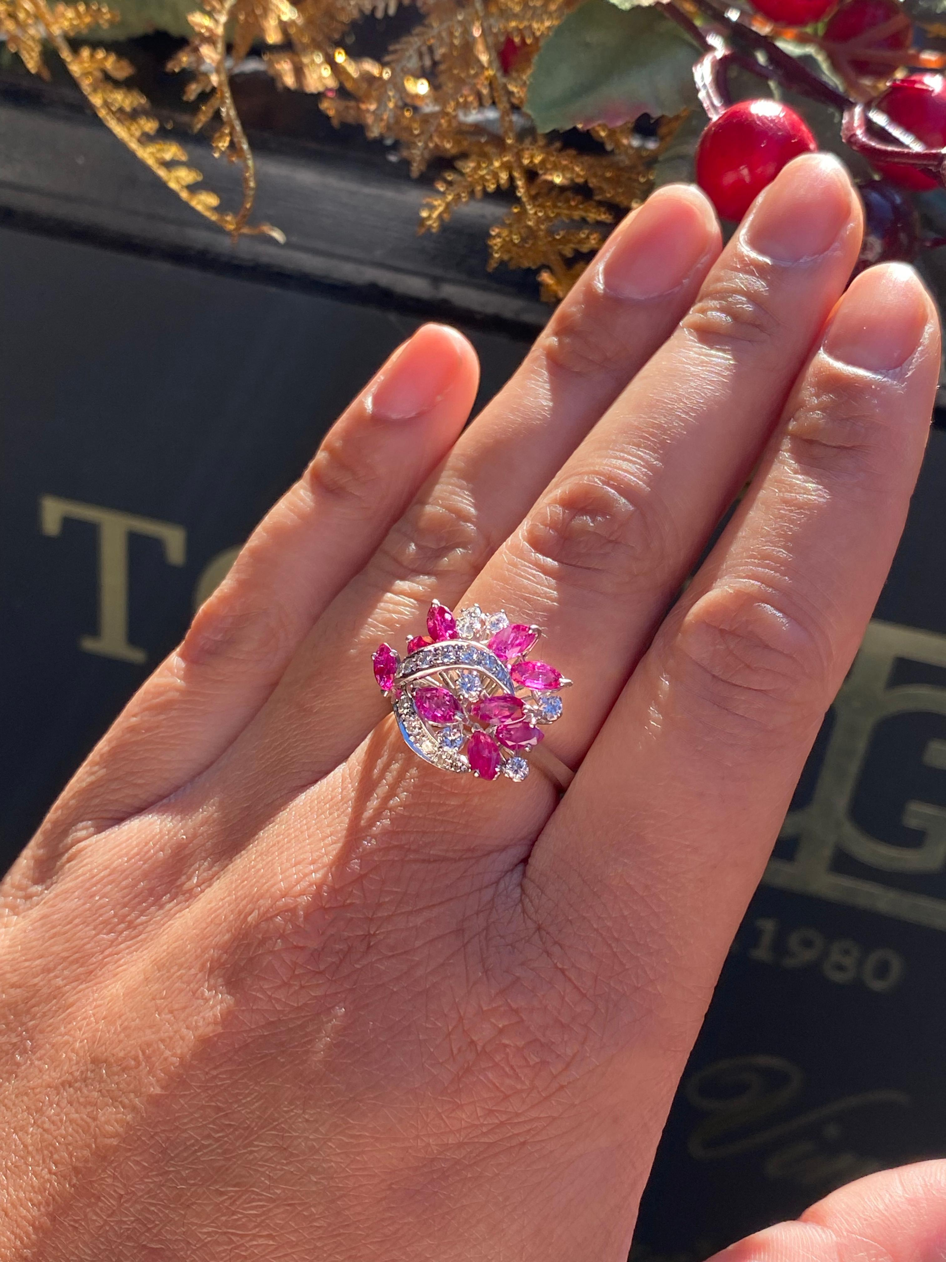 Anillo de cóctel de oro blanco de 18 quilates con rubí marquesa y diamantes en racimo en Excelente estado para la venta en London, GB