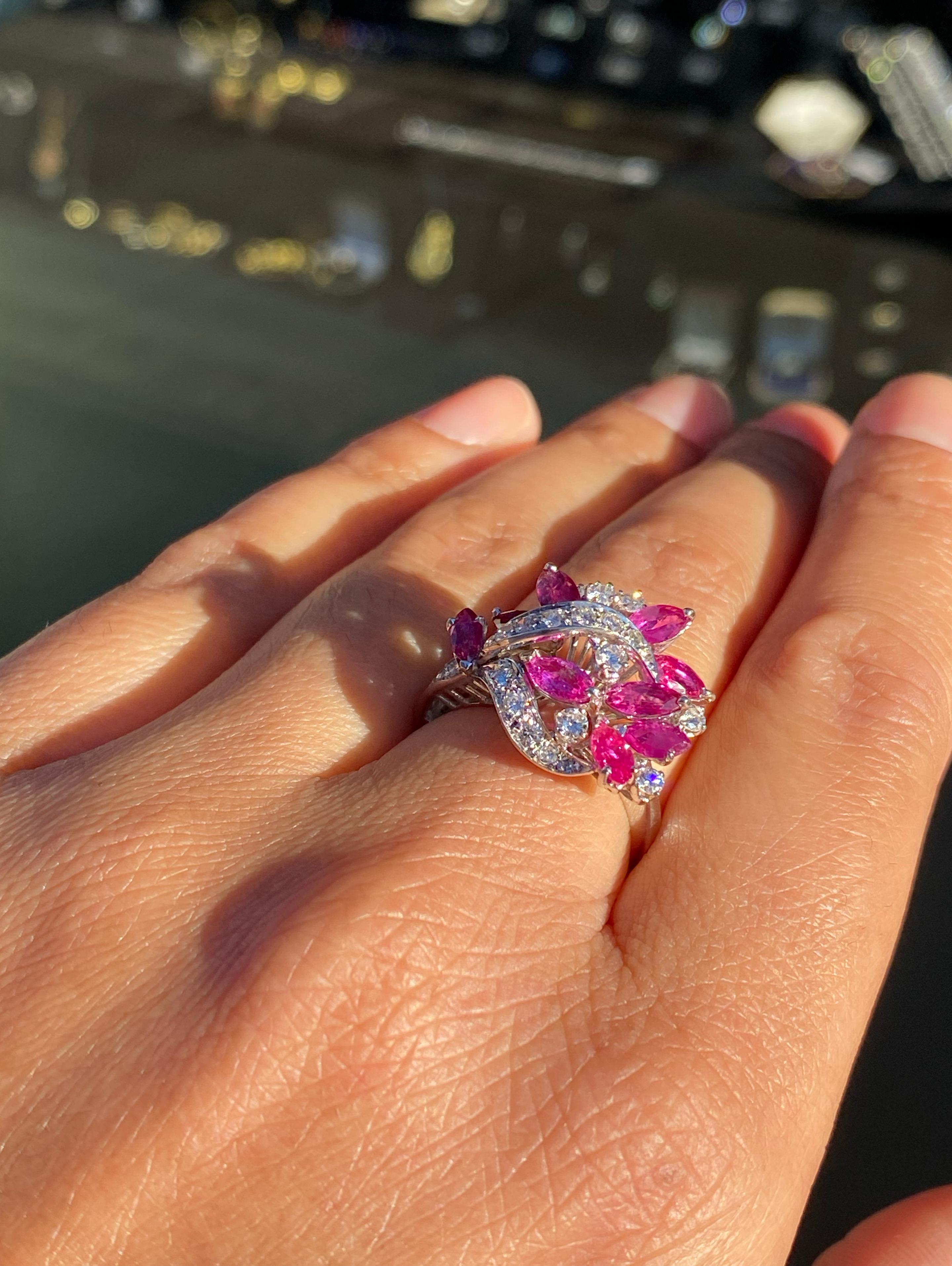 De las mujeres Anillo de cóctel de oro blanco de 18 quilates con rubí marquesa y diamantes en racimo en venta