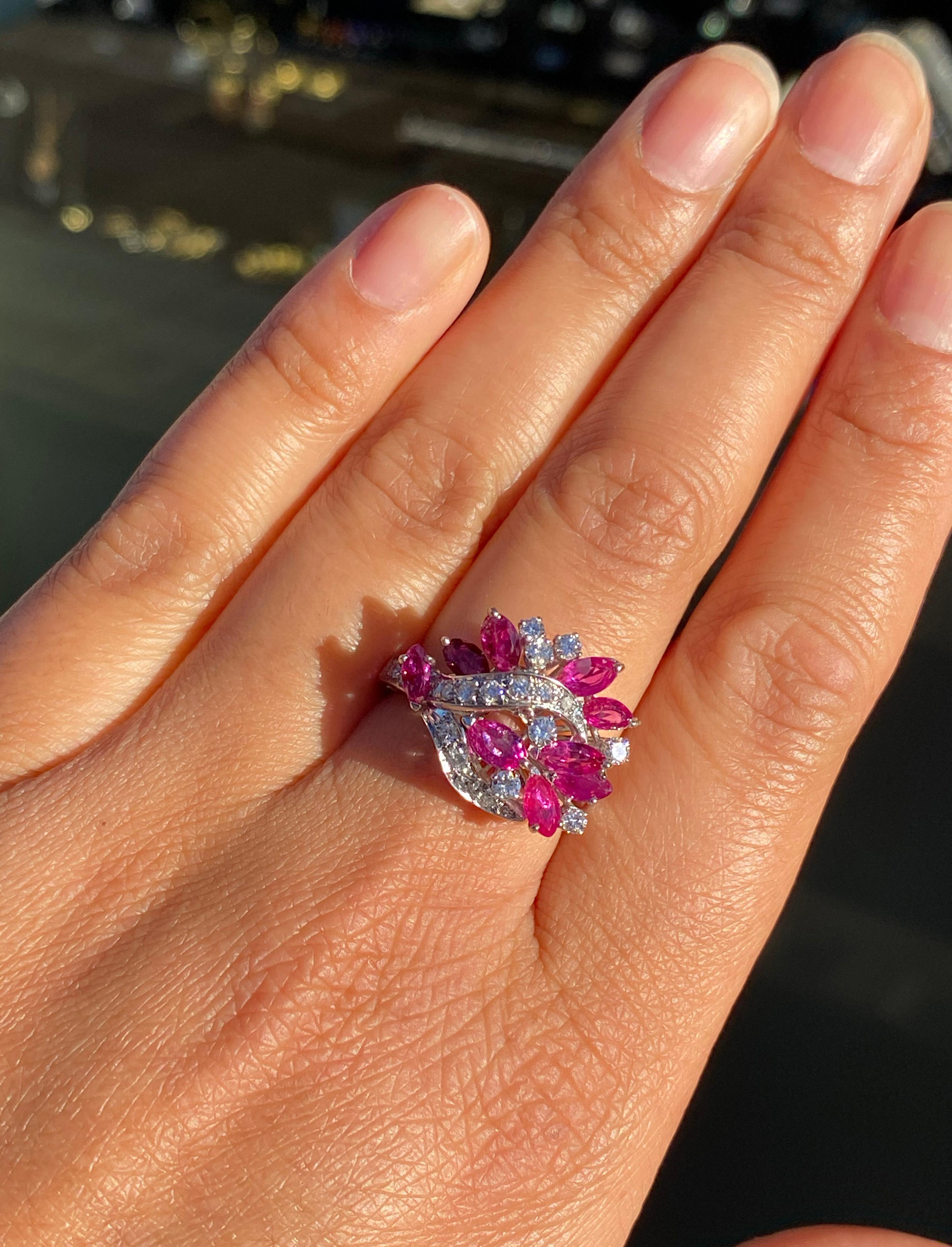 Anillo de cóctel de oro blanco de 18 quilates con rubí marquesa y diamantes en racimo en venta 1
