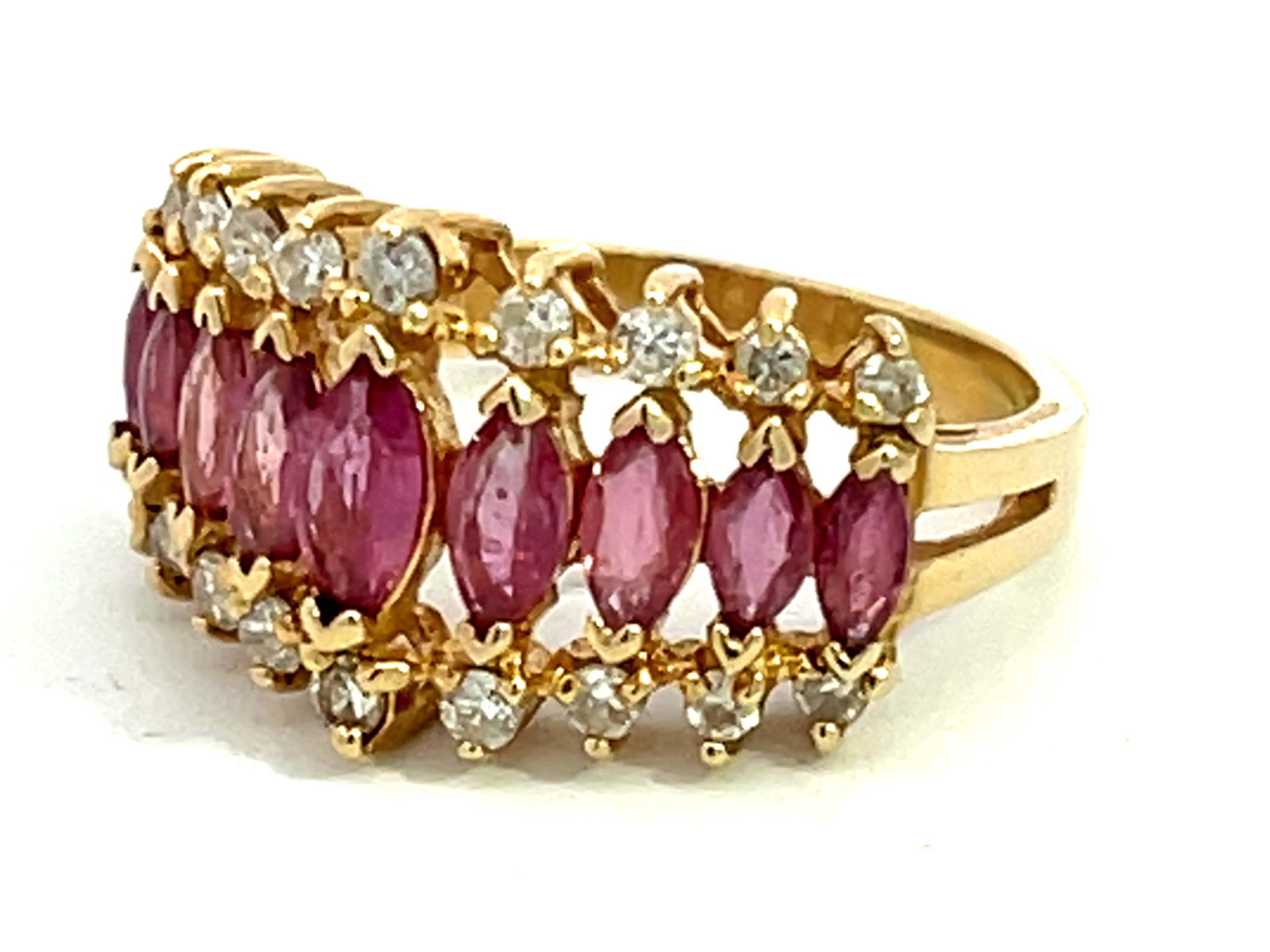 Dreireihiger Marquise-Ring aus 14 Karat Gelbgold mit Rubin und Diamantbordüre (Marquiseschliff) im Angebot
