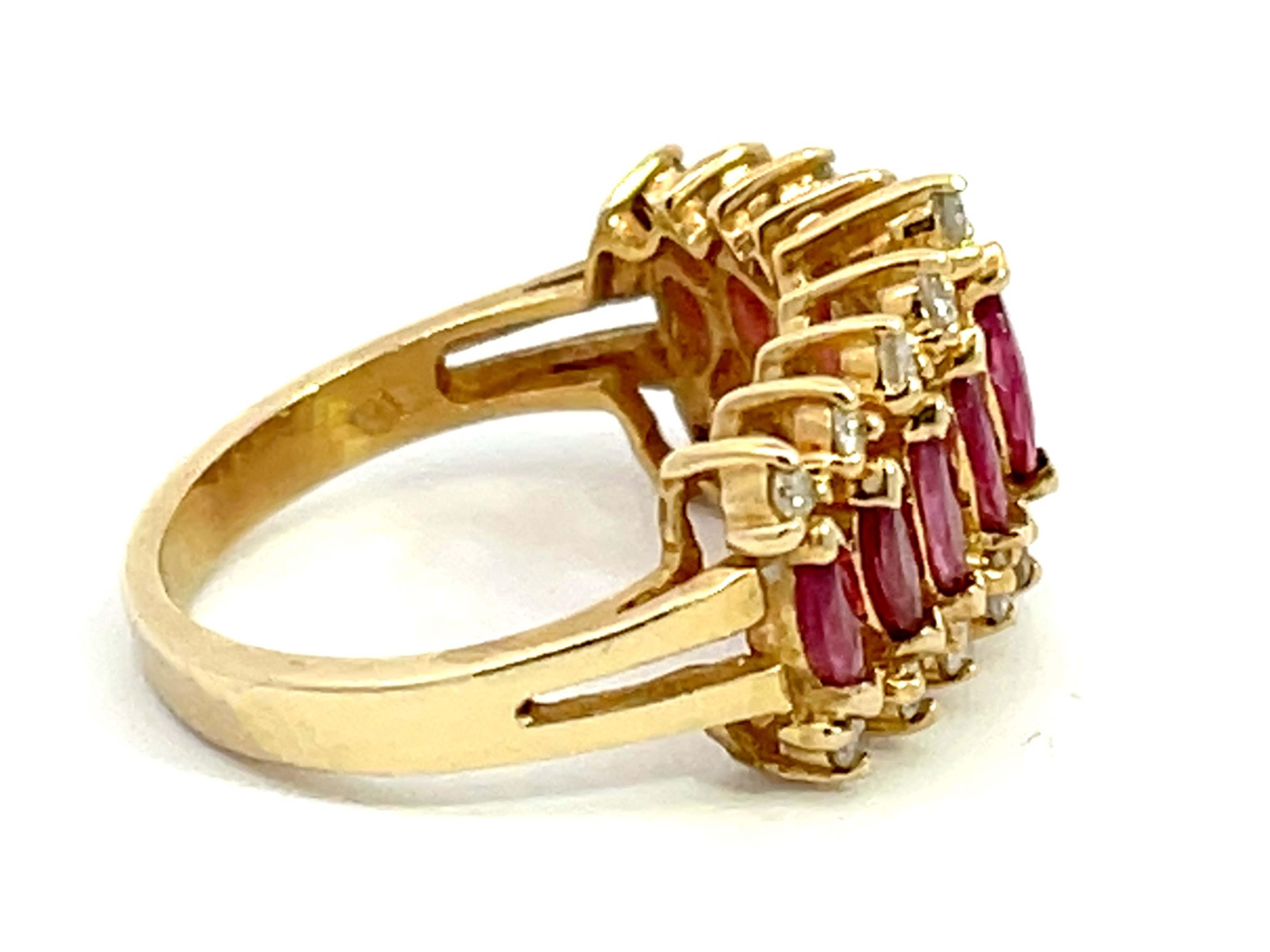 Dreireihiger Marquise-Ring aus 14 Karat Gelbgold mit Rubin und Diamantbordüre im Zustand „Hervorragend“ im Angebot in Honolulu, HI