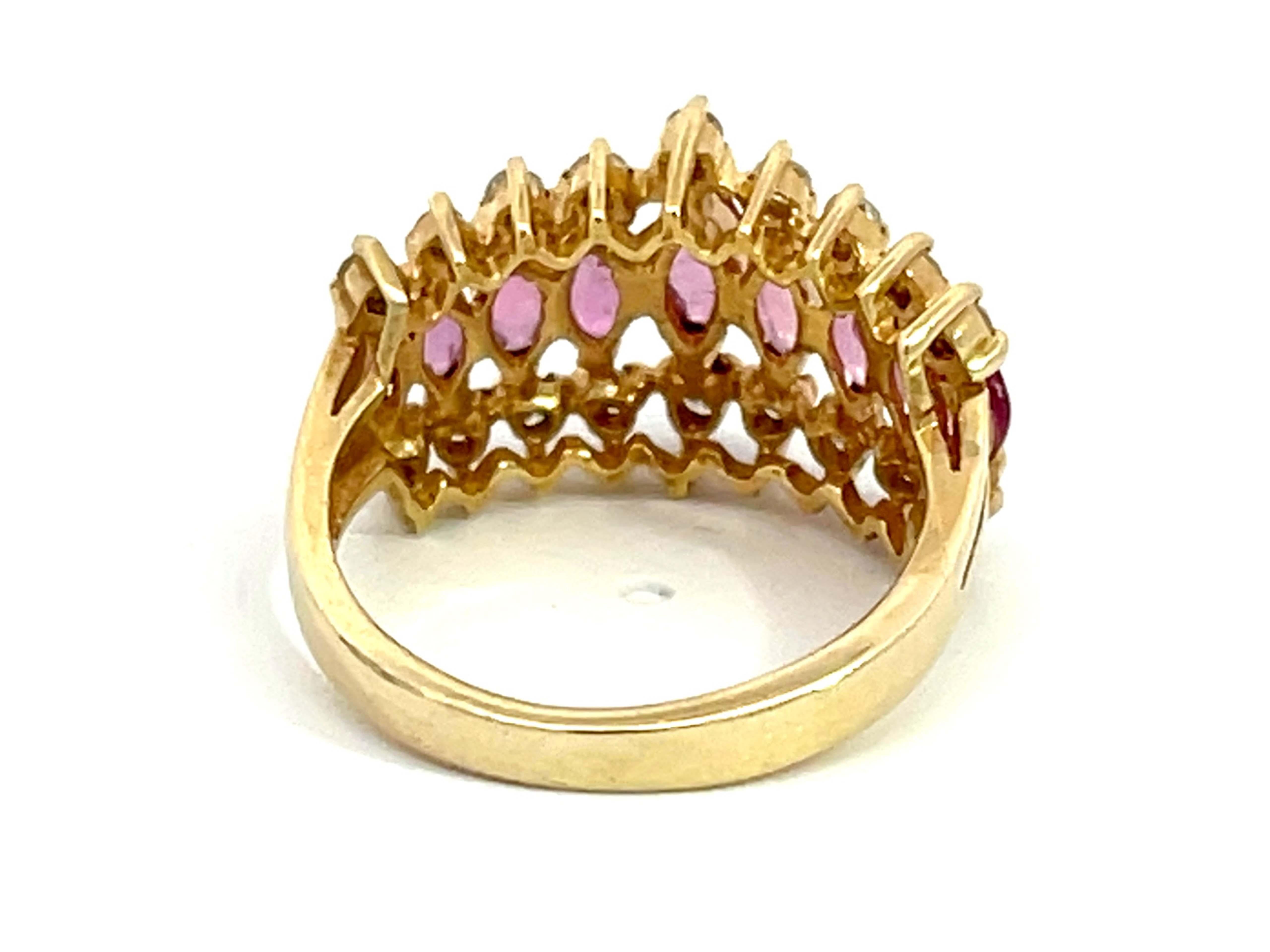 Dreireihiger Marquise-Ring aus 14 Karat Gelbgold mit Rubin und Diamantbordüre im Angebot 1