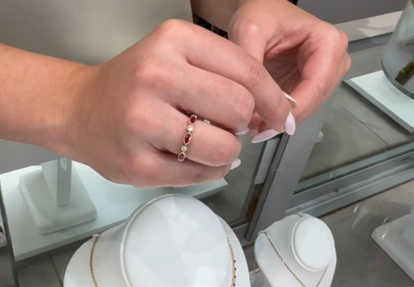 Anillo de oro rosa de 14 quilates con rubíes marquesa y diamantes redondos en venta 1