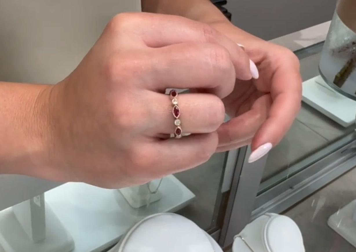 Anillo de oro rosa de 14 quilates con rubíes marquesa y diamantes redondos en venta 2