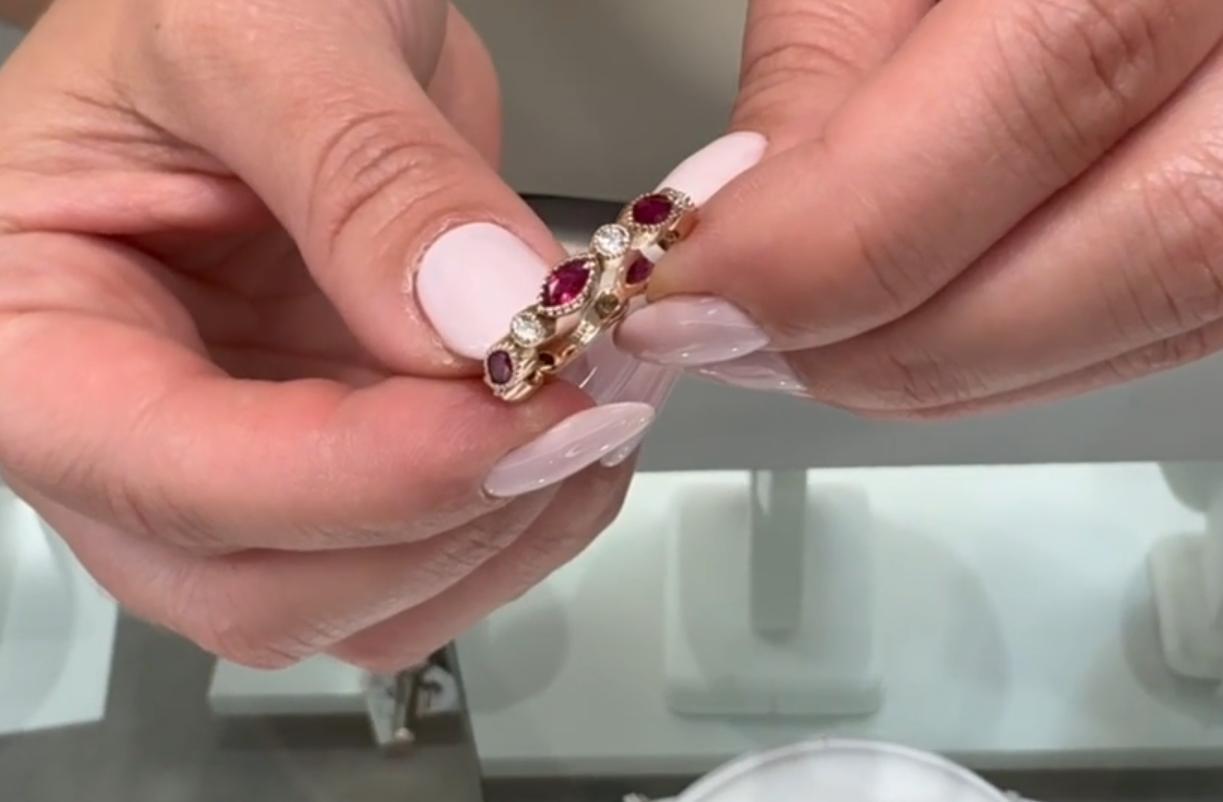 Anillo de oro rosa de 14 quilates con rubíes marquesa y diamantes redondos en venta 3