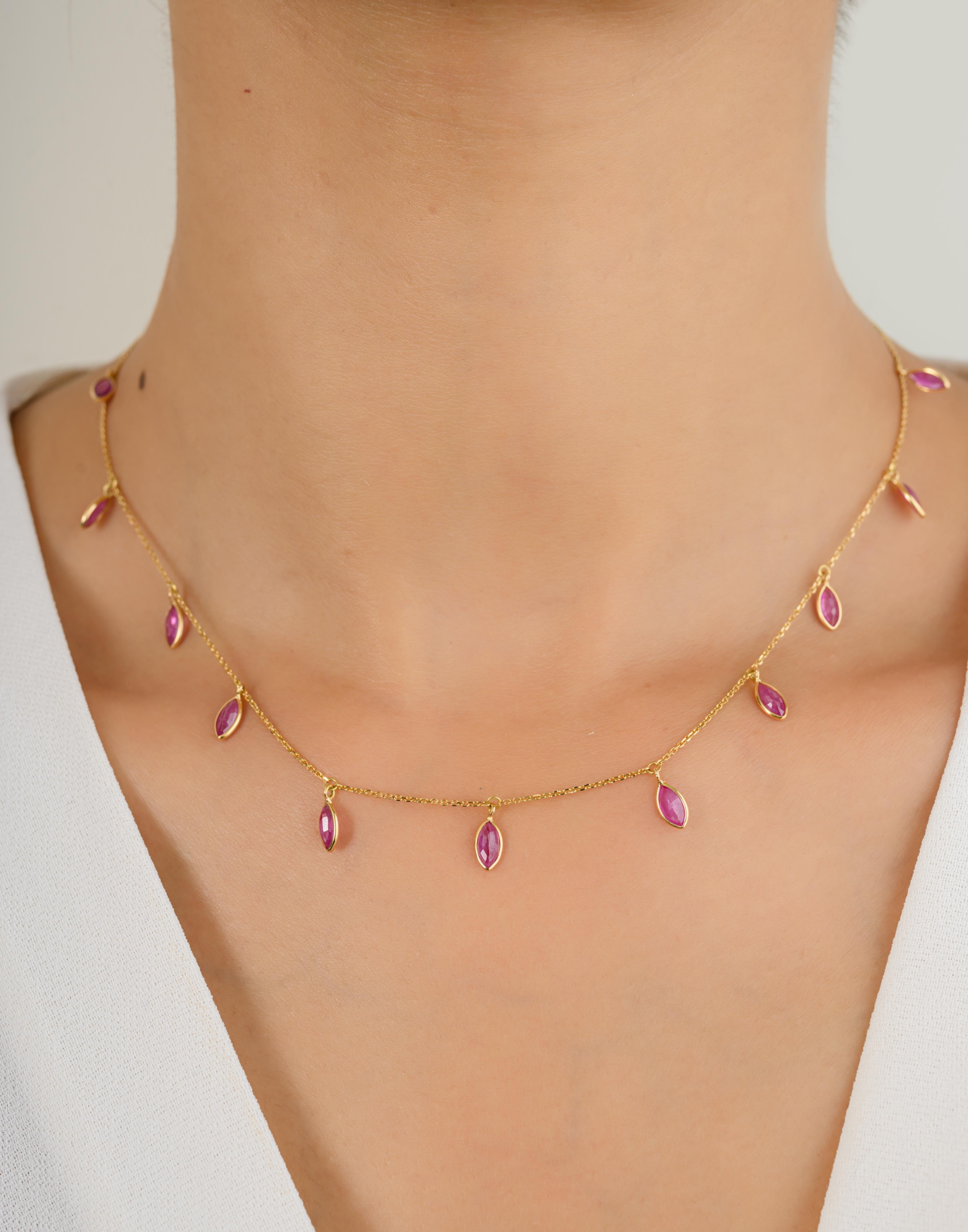 Collana a catena con charm in oro 18 carati tempestata di rubini taglio marquise. Questo splendido gioiello eleva immediatamente un look casual o un abito elegante. 
Il rubino migliora la forza mentale.
Progettato con un rubino taglio marquise che