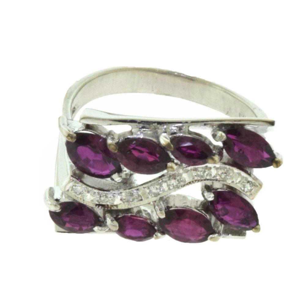 
Ringgröße: 7.5 (größengerecht)

Metall: Weißgold

Metallreinheit: 14k

Steine: Diamanten im runden Brillantschliff

                  8 Marquise Rubine

Rubin Karat Gewicht: 4.5 ct

Karatgewicht des Diamanten: 0,25 ct

Diamant-Farbe: SI1

Diamant