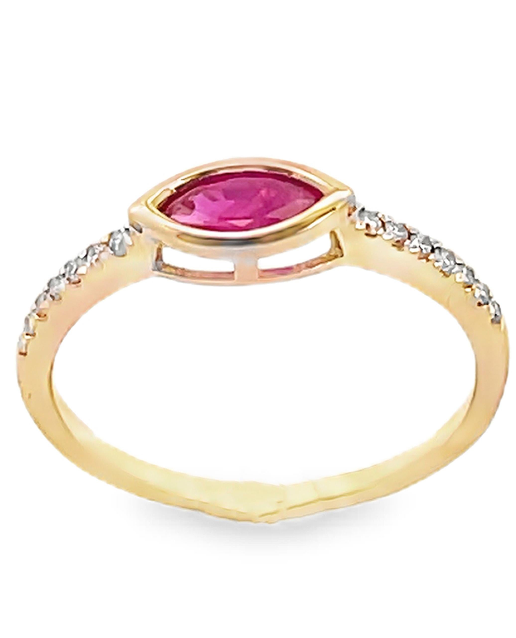Anello in oro giallo 14K con diamanti rotondi del peso totale di 0,10 carati e un rubino a forma di marquise del peso di 0,37 carati.  

- Misura delle dita 6.5, può essere aumentata o diminuita fino a 2 taglie