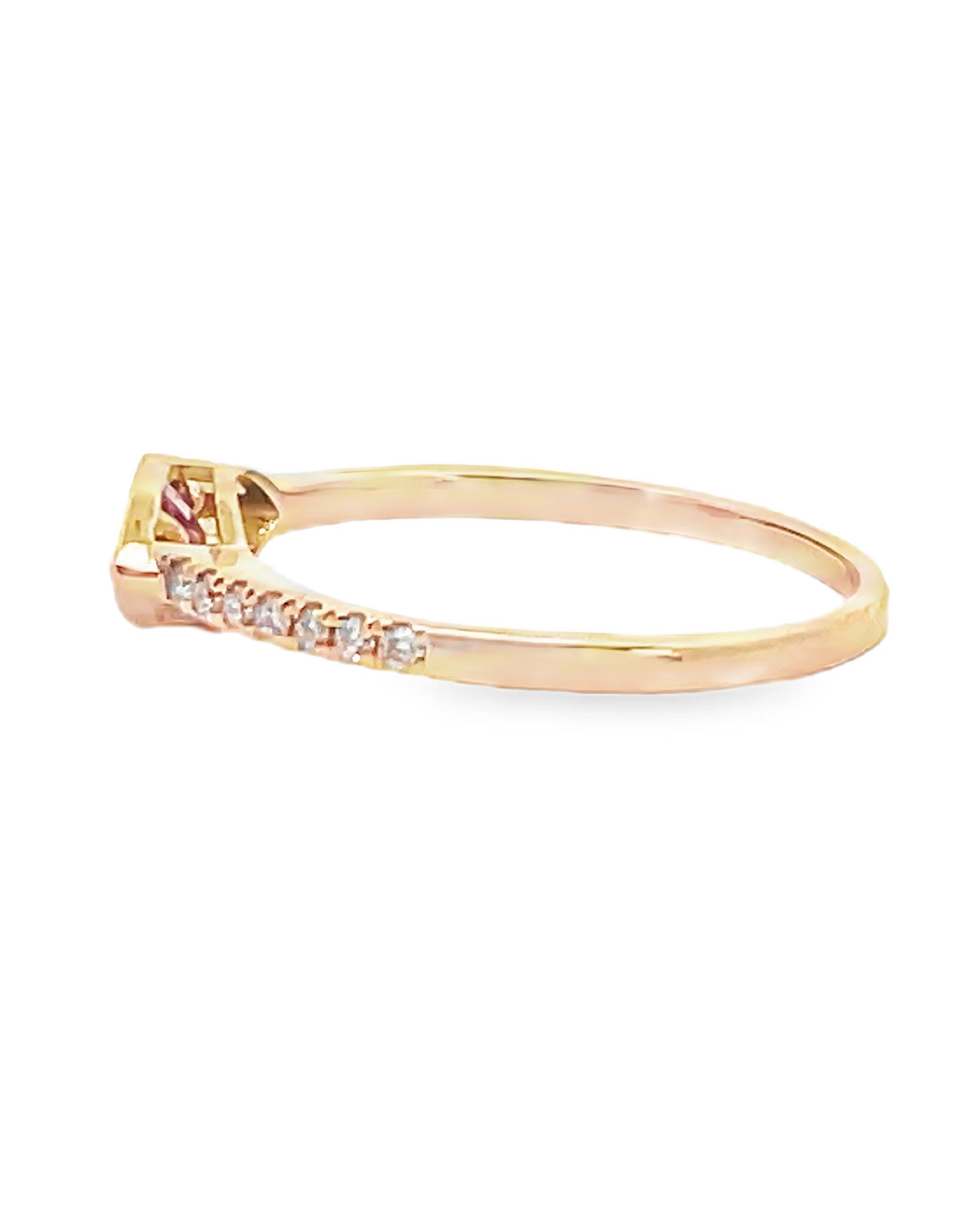 Contemporaneo Anello moderno con rubino marquise e diamanti in oro giallo 14K in vendita