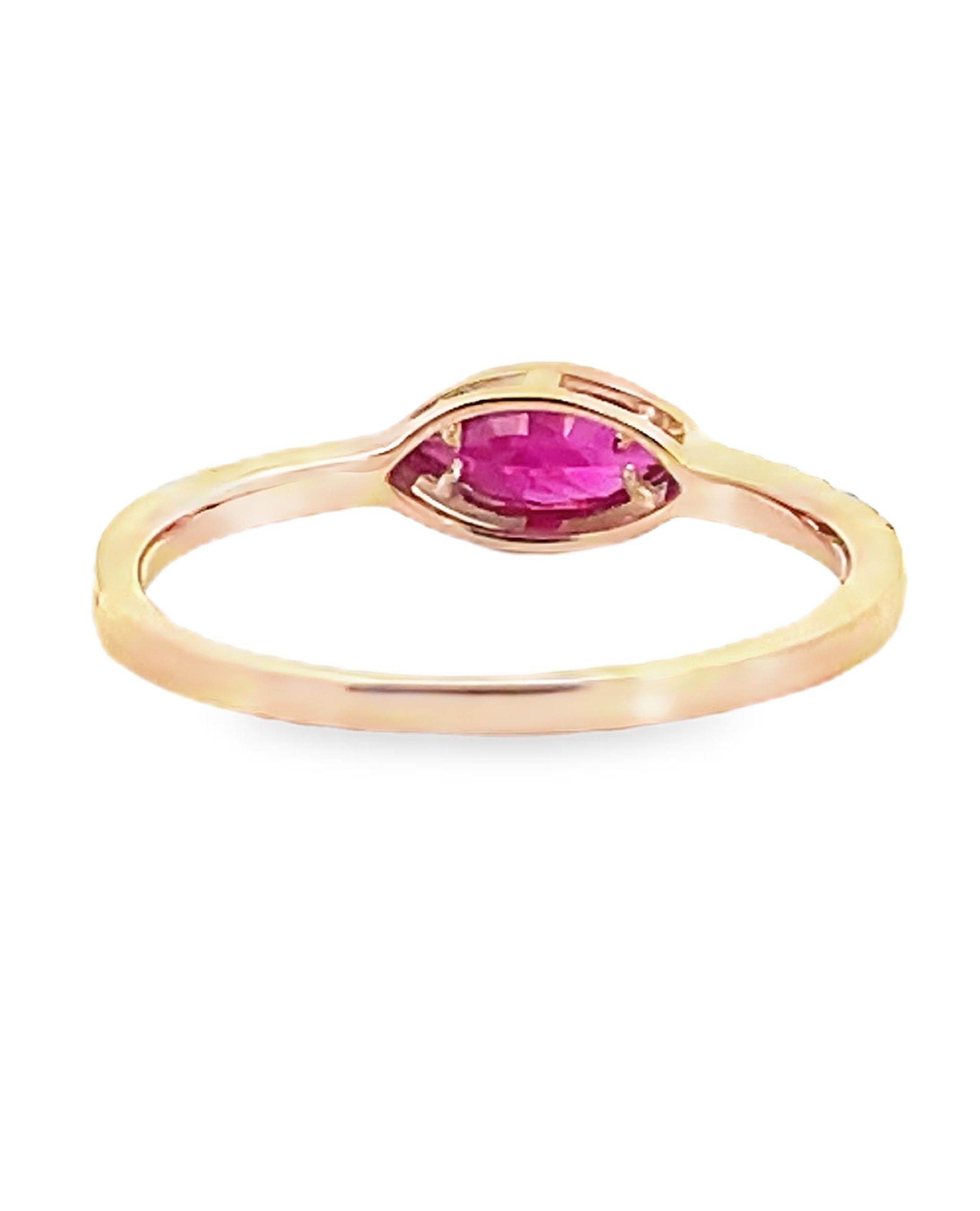 Taglio misto Anello moderno con rubino marquise e diamanti in oro giallo 14K in vendita