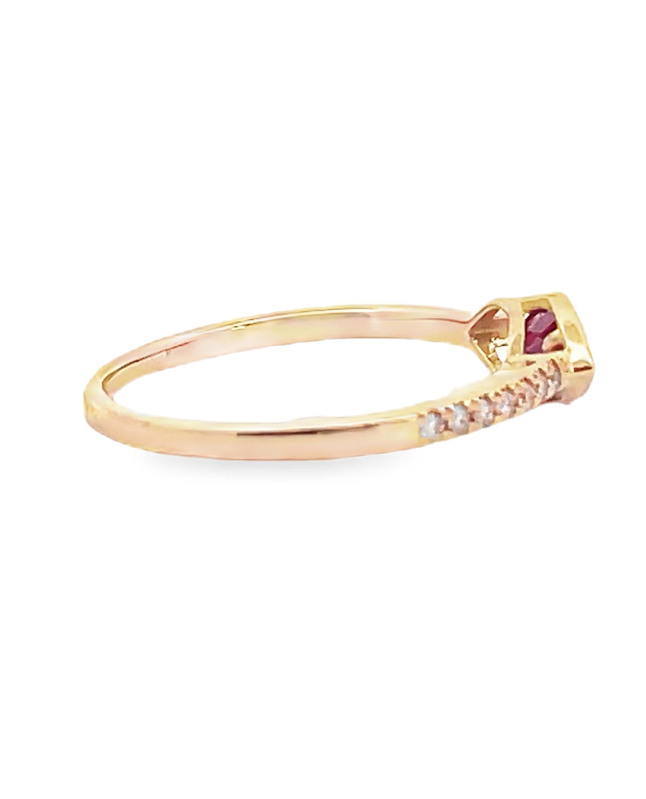 Anello moderno con rubino marquise e diamanti in oro giallo 14K In condizioni Nuovo in vendita a Old Tappan, NJ