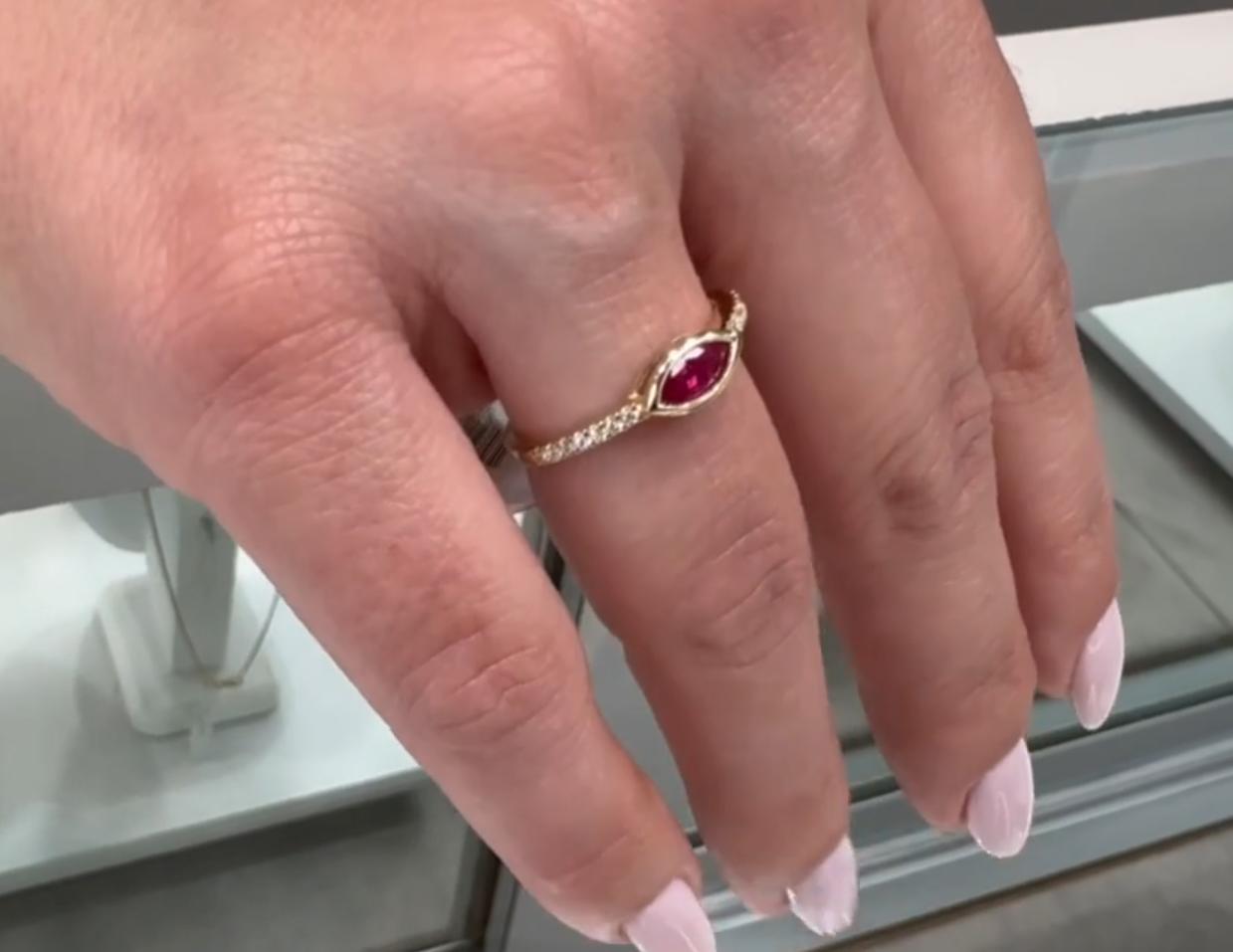 Moderner Marquise Rubinring mit Diamanten aus 14K Gelbgold im Angebot 1