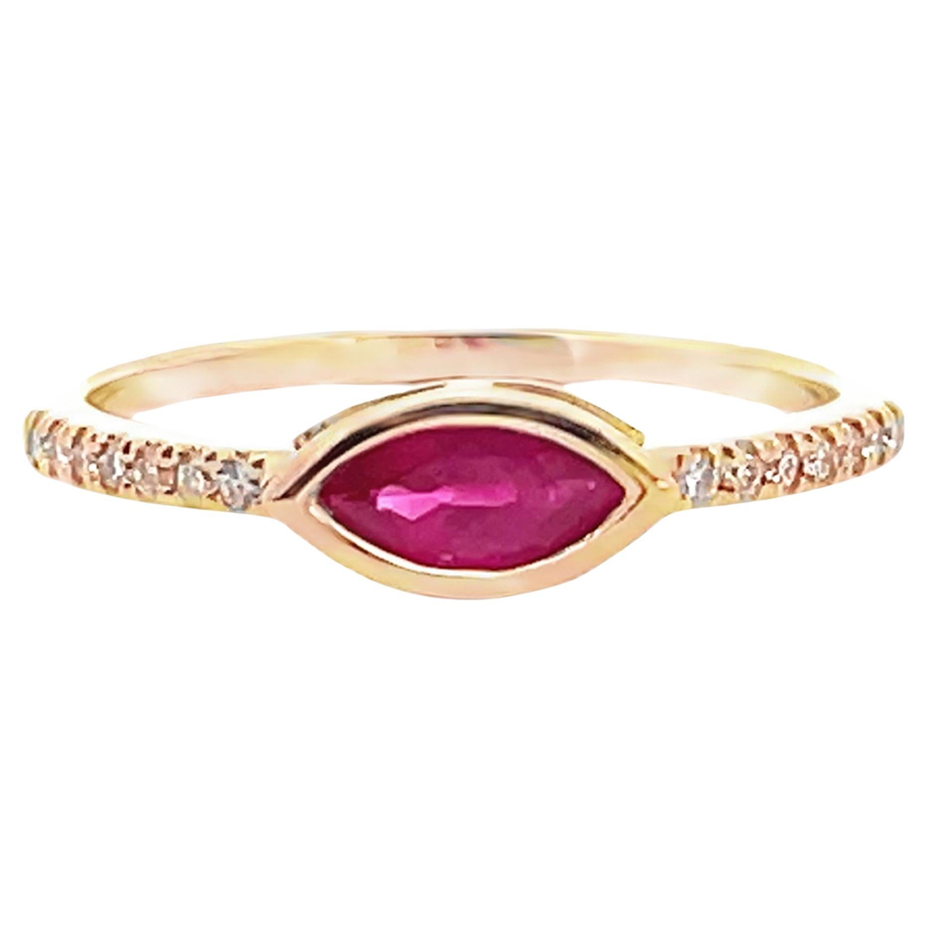 Anello moderno con rubino marquise e diamanti in oro giallo 14K in vendita