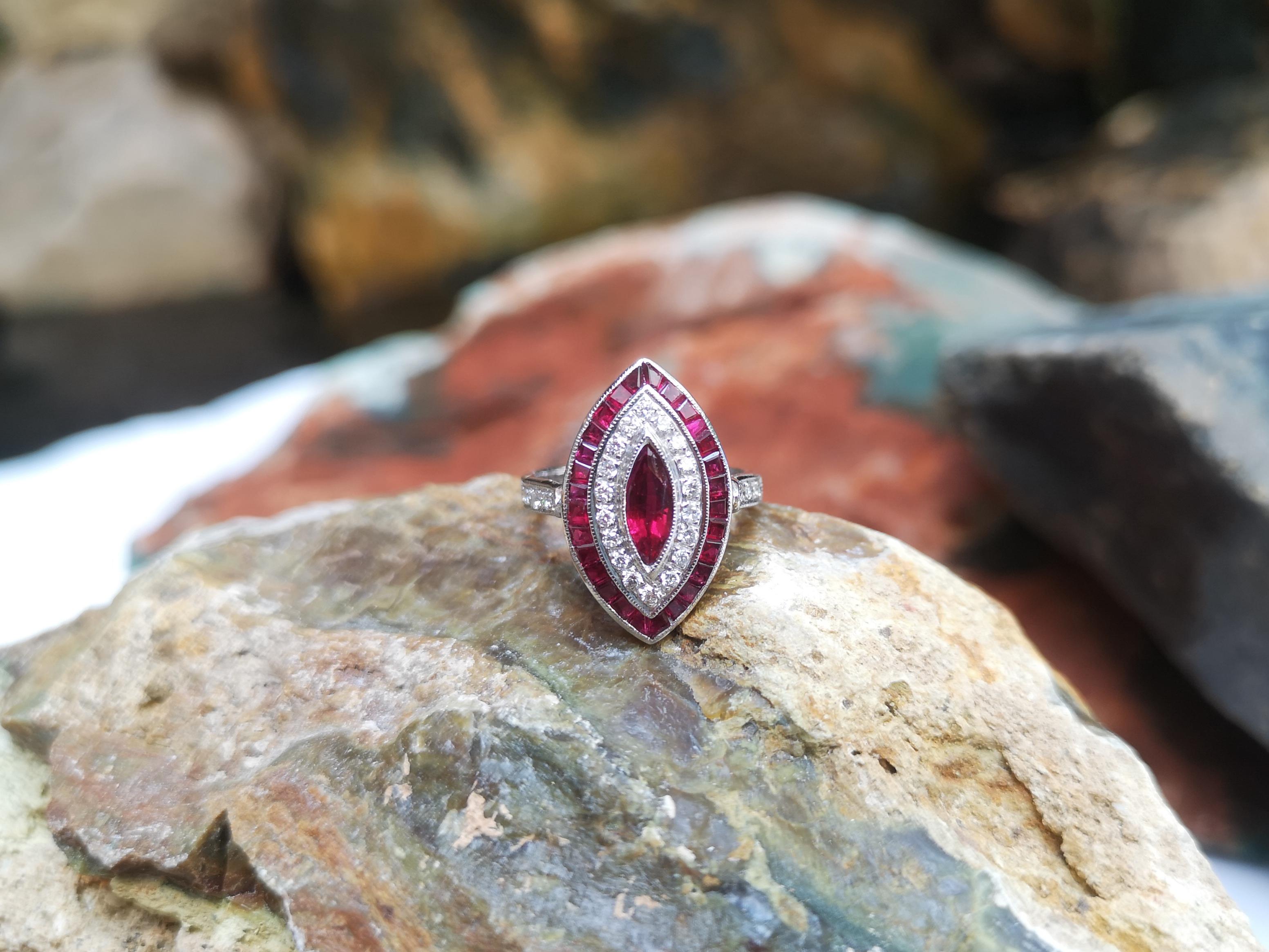 Anillo de Rubí Marquesa con Diamantes engastado en Oro Blanco de 18 Kilates en venta 5