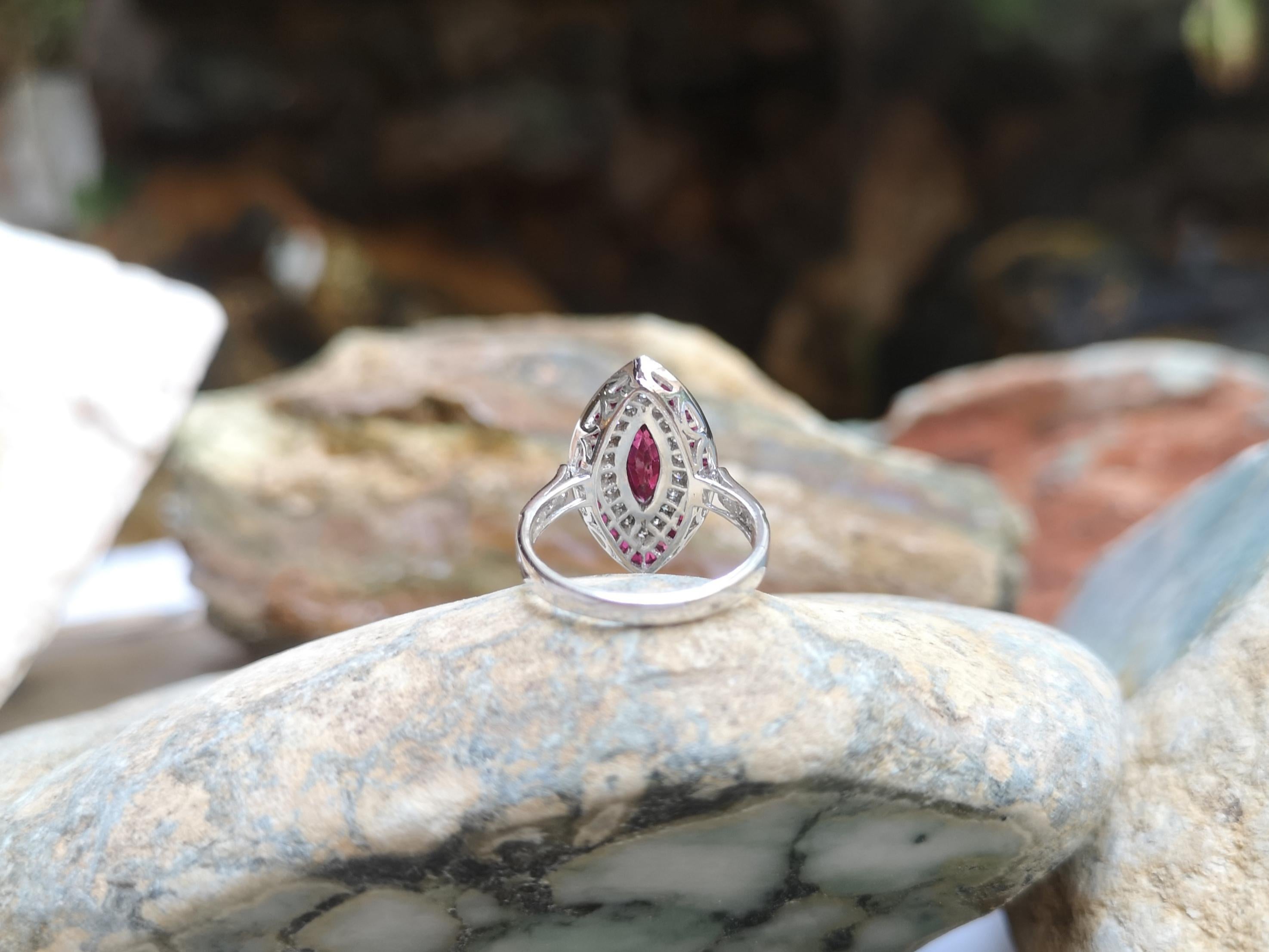 Anillo de Rubí Marquesa con Diamantes engastado en Oro Blanco de 18 Kilates en venta 6