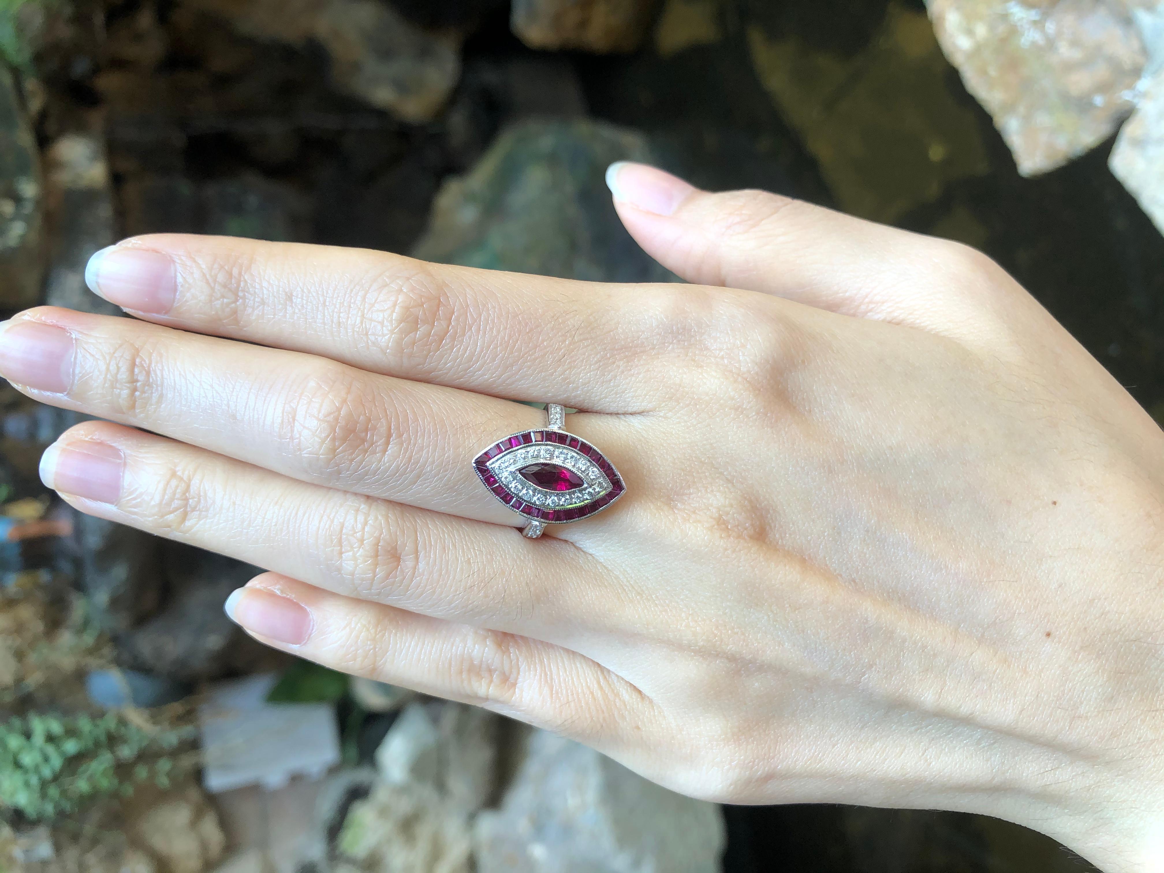 Anillo de Rubí Marquesa con Diamantes engastado en Oro Blanco de 18 Kilates Contemporáneo en venta