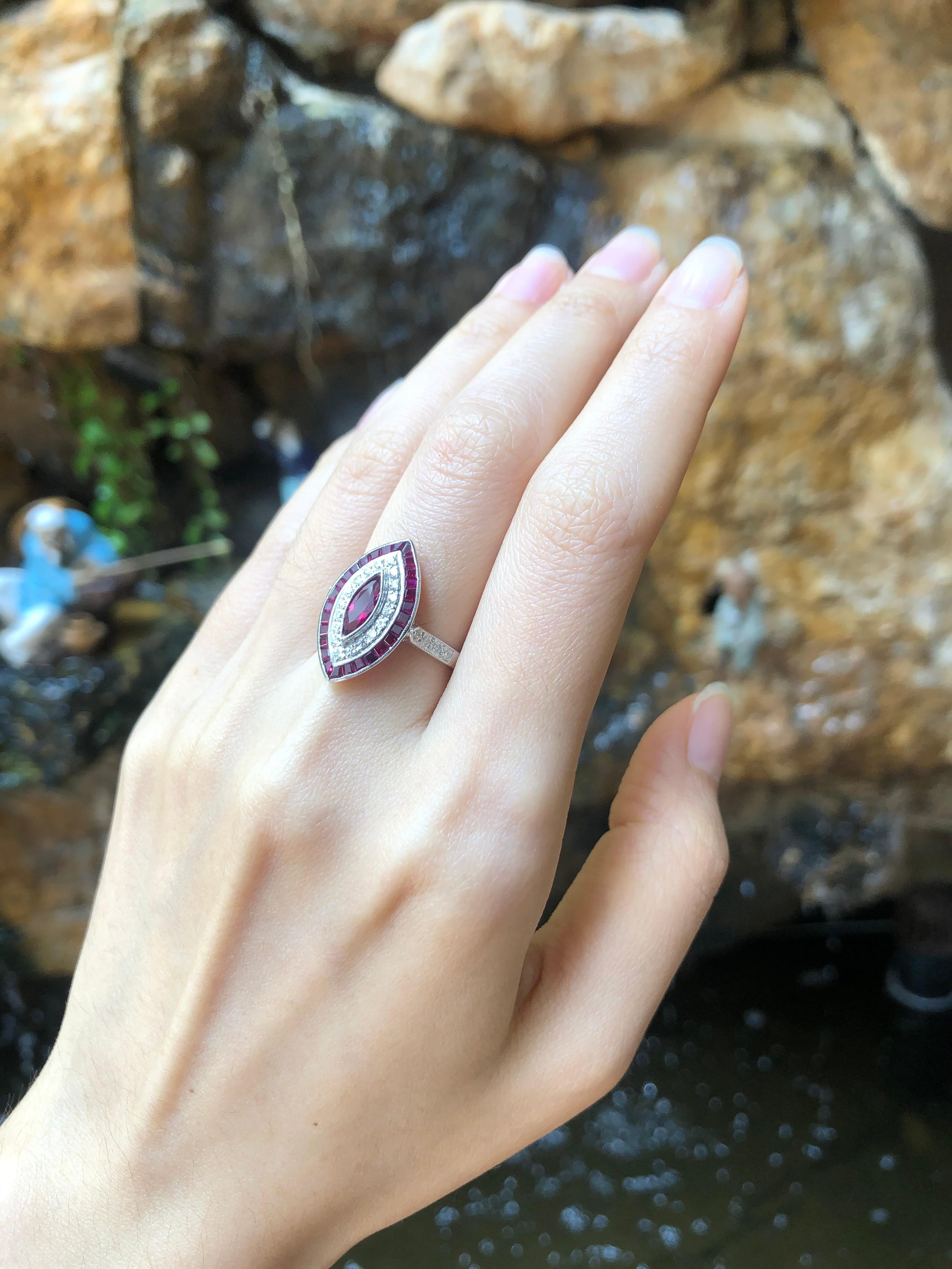 Anillo de Rubí Marquesa con Diamantes engastado en Oro Blanco de 18 Kilates Corte mixto en venta